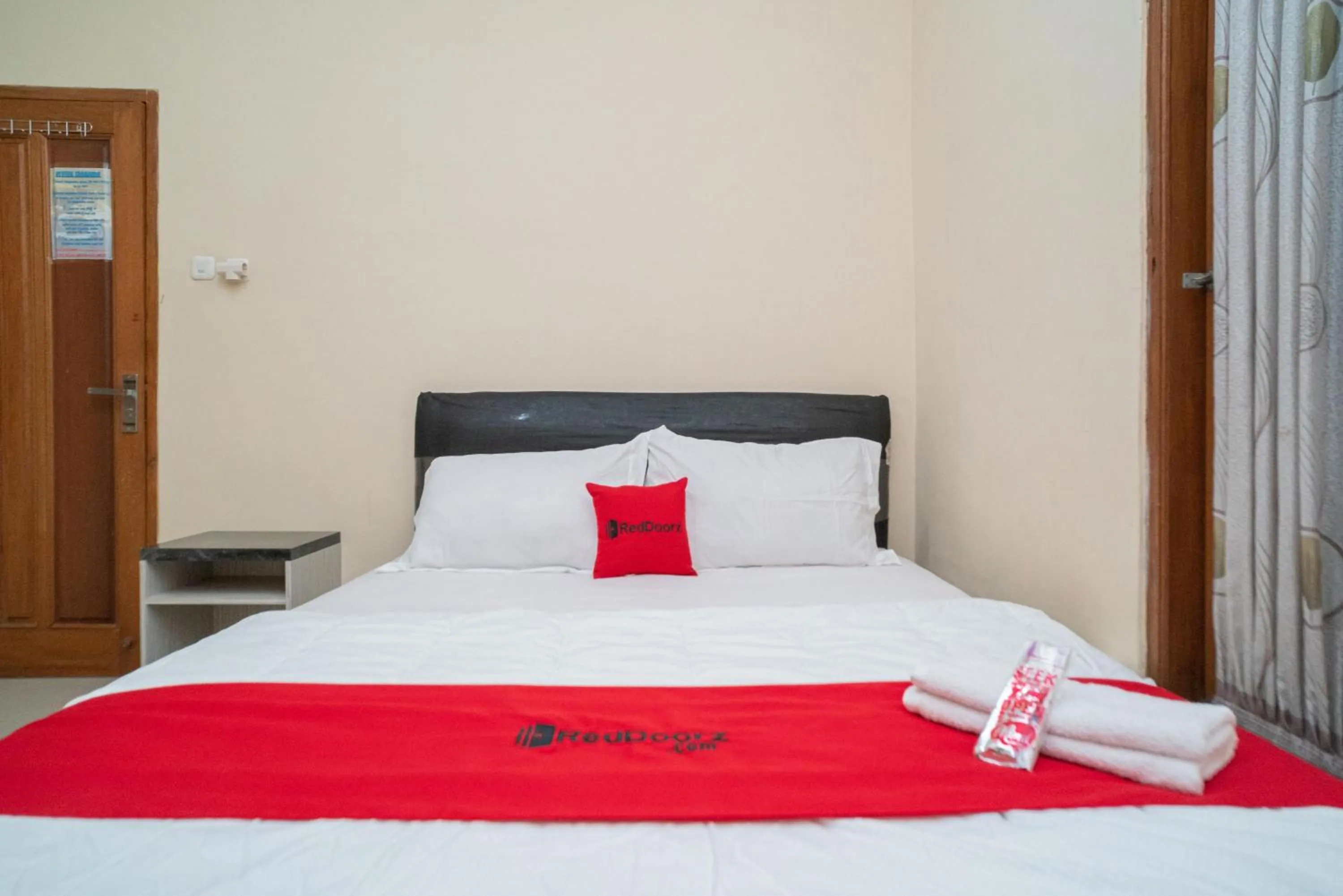 Bedroom, Bed in RedDoorz At Villa Akbar 3