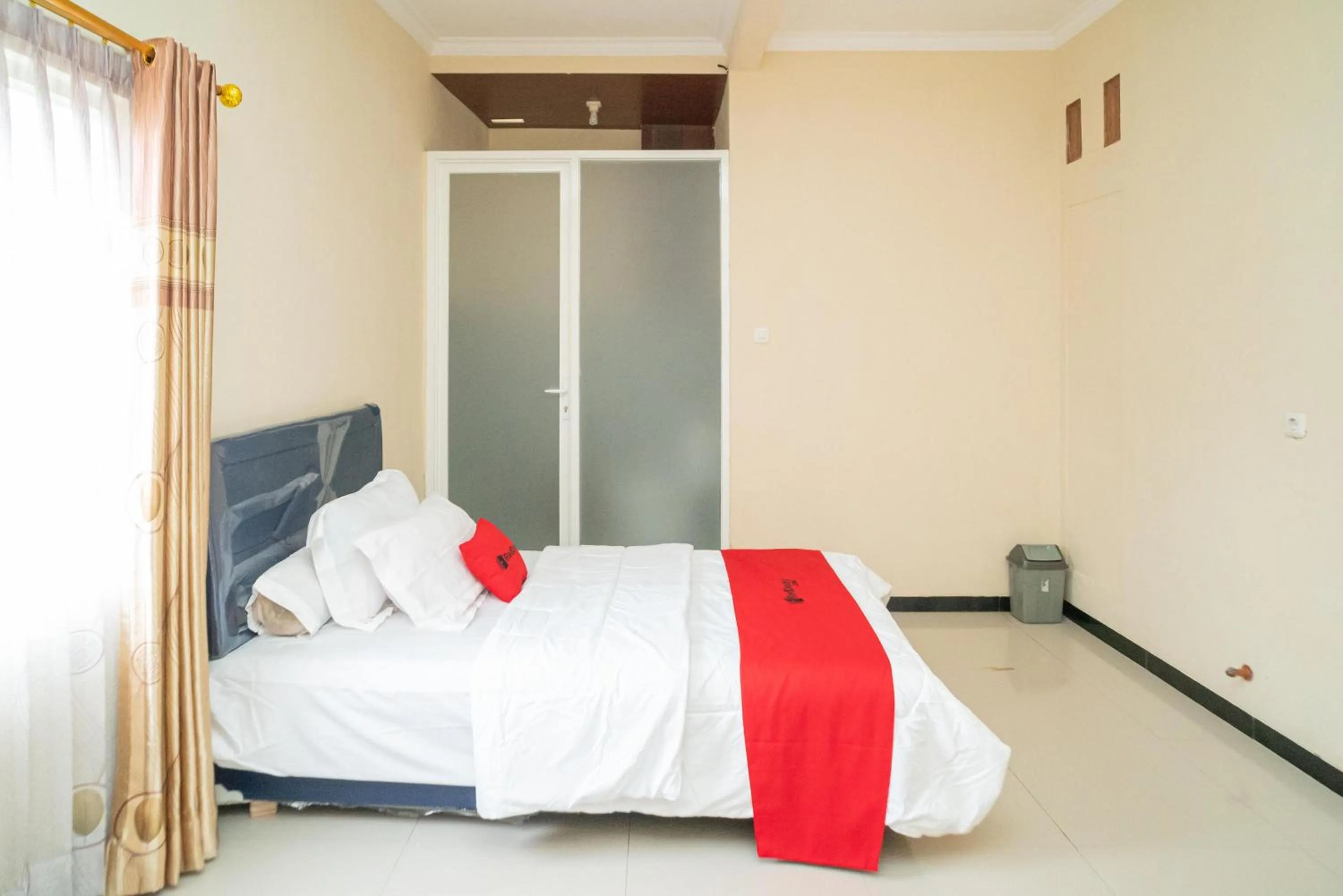 Bedroom, Bed in RedDoorz At Villa Akbar 3