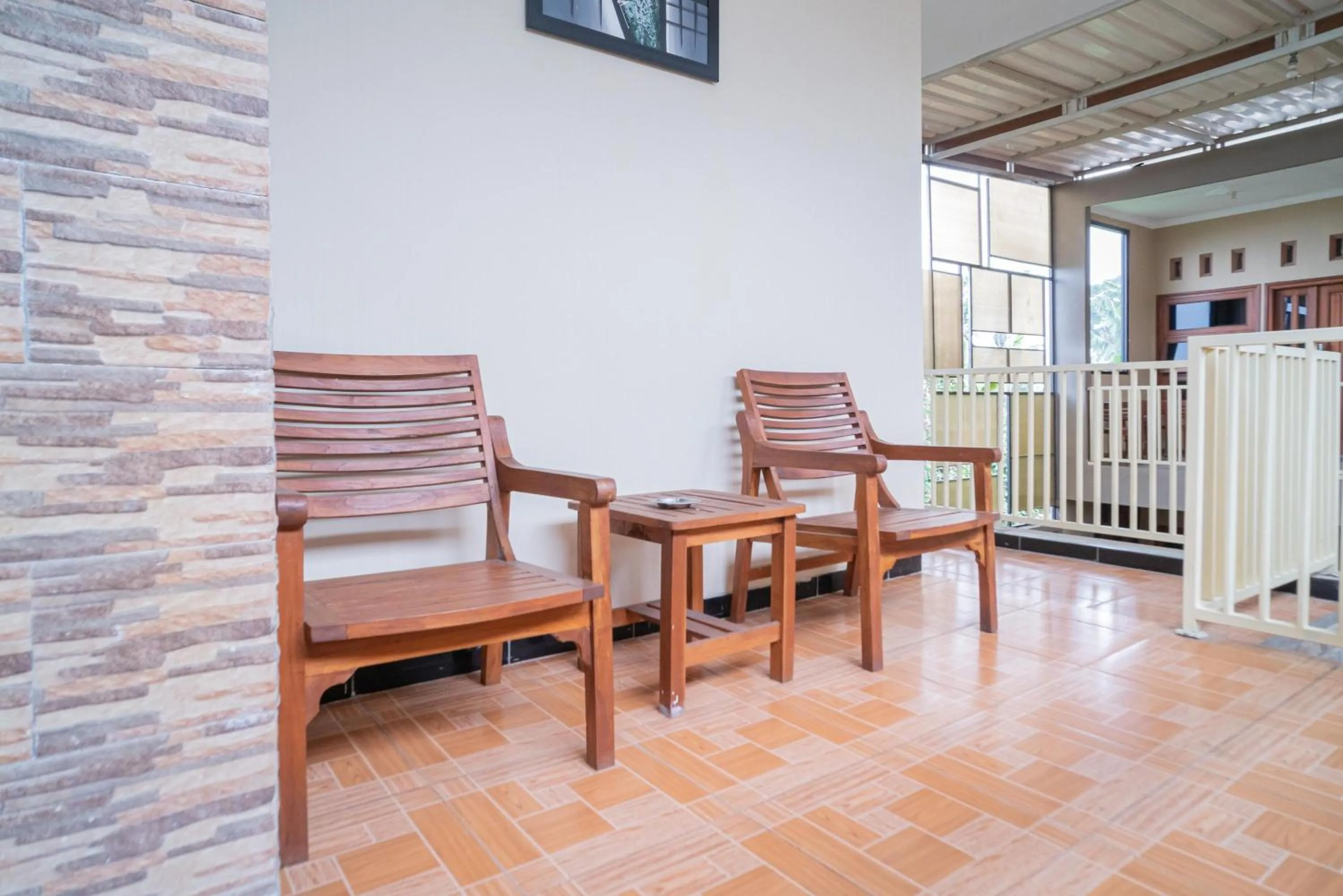 Seating area in RedDoorz At Villa Akbar 3