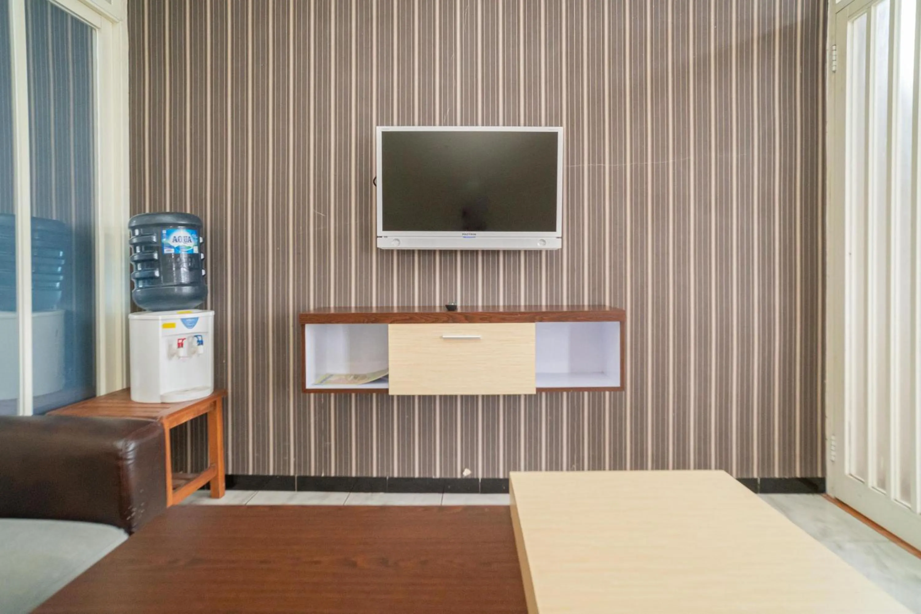 TV and multimedia, Bed in RedDoorz At Villa Akbar 3