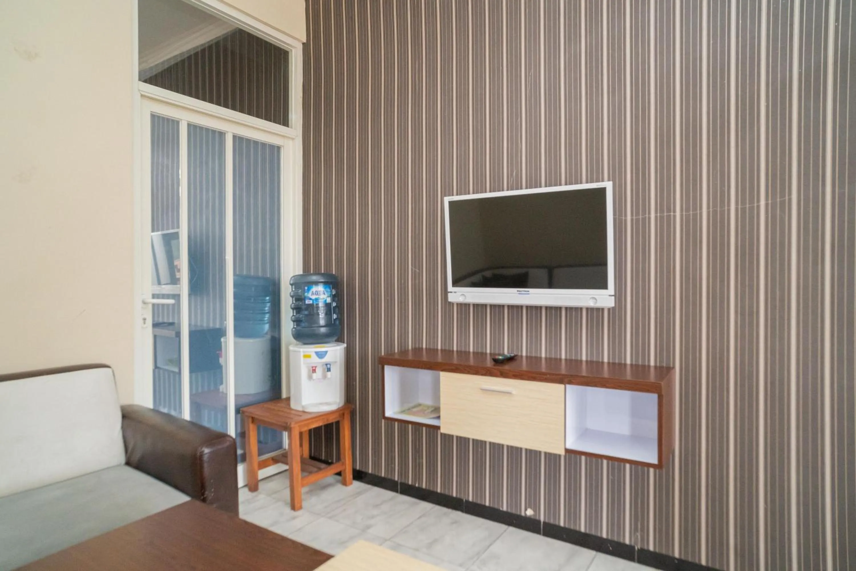 TV and multimedia in RedDoorz At Villa Akbar 3