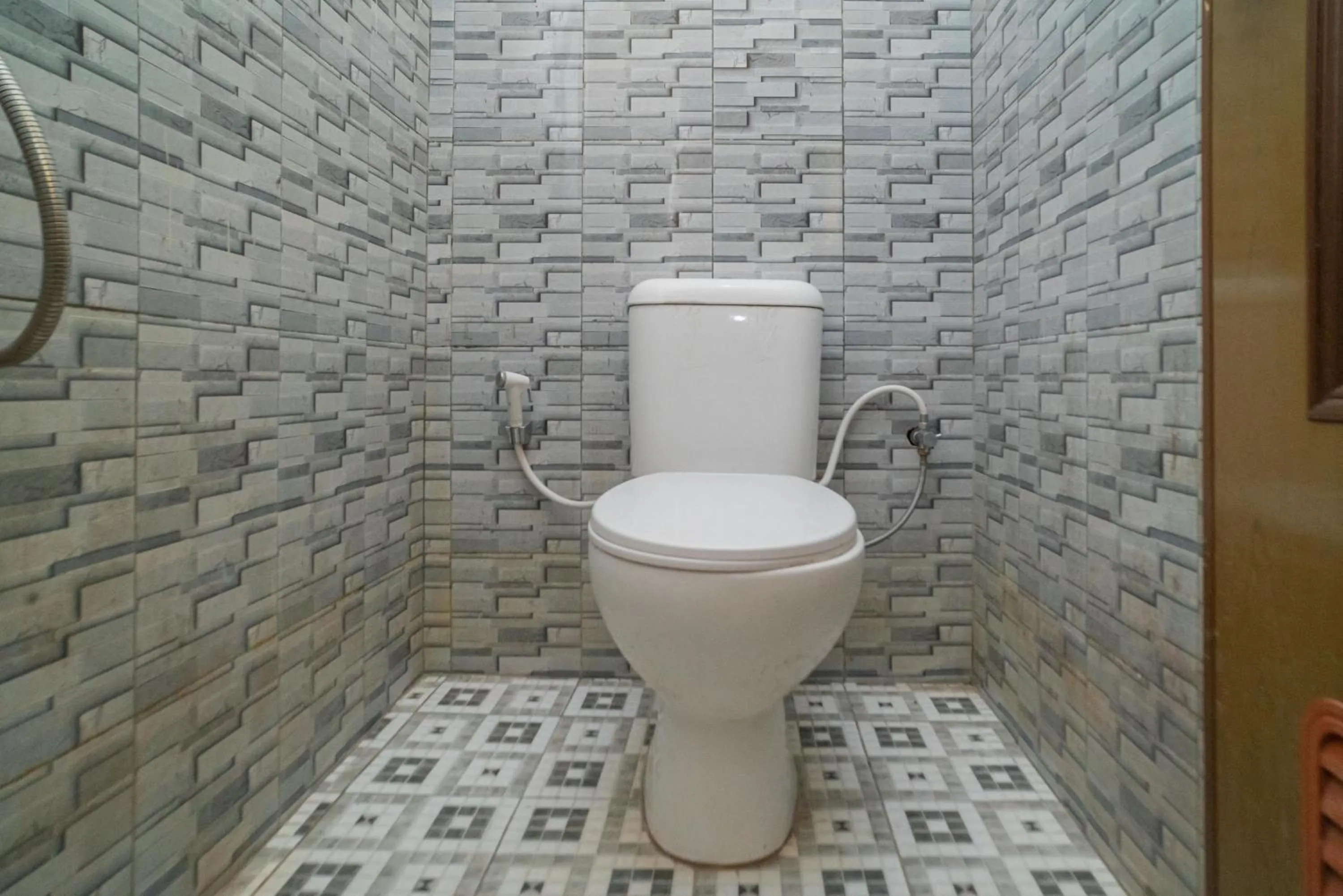 Bathroom in RedDoorz At Villa Akbar 3