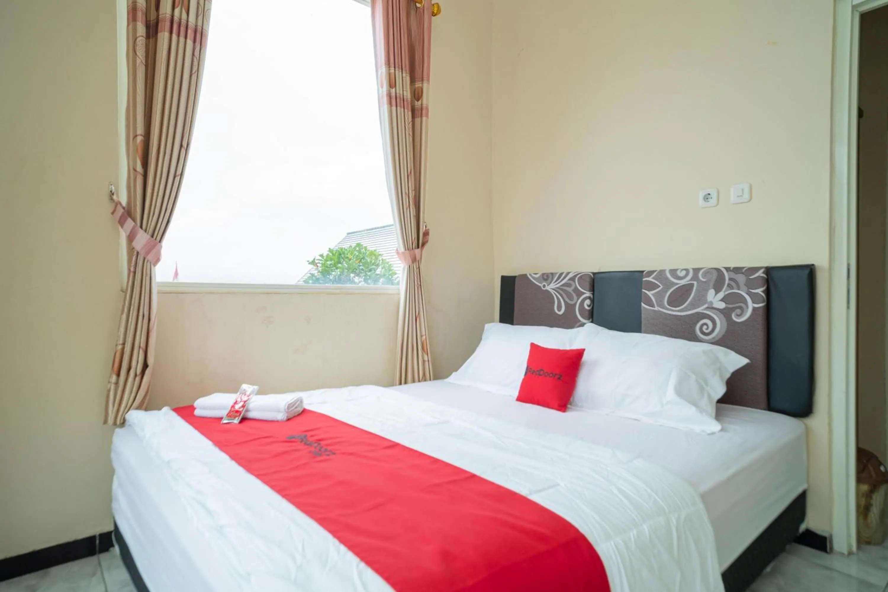 Bedroom, Bed in RedDoorz At Villa Akbar 3