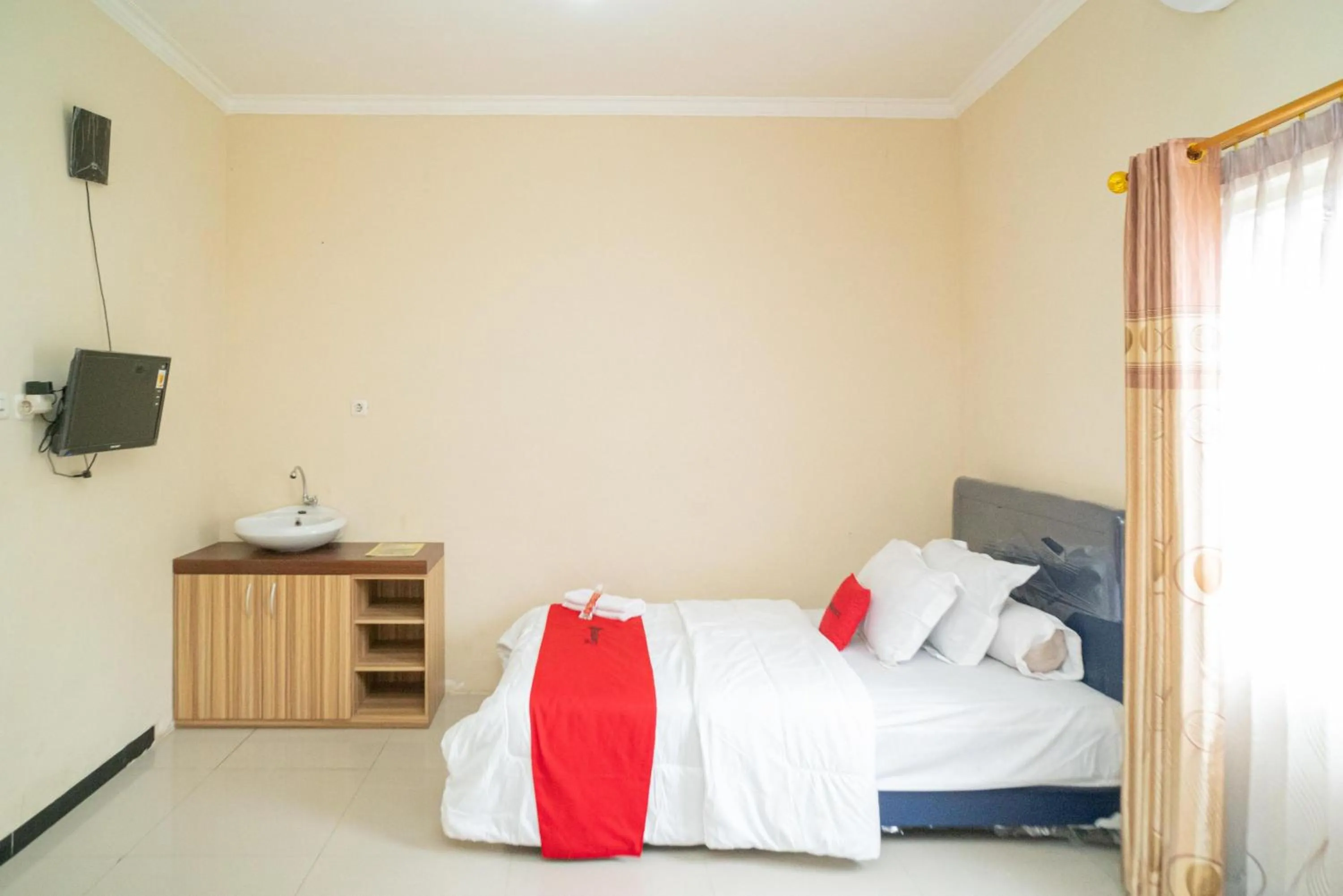 Bedroom, Bed in RedDoorz At Villa Akbar 3