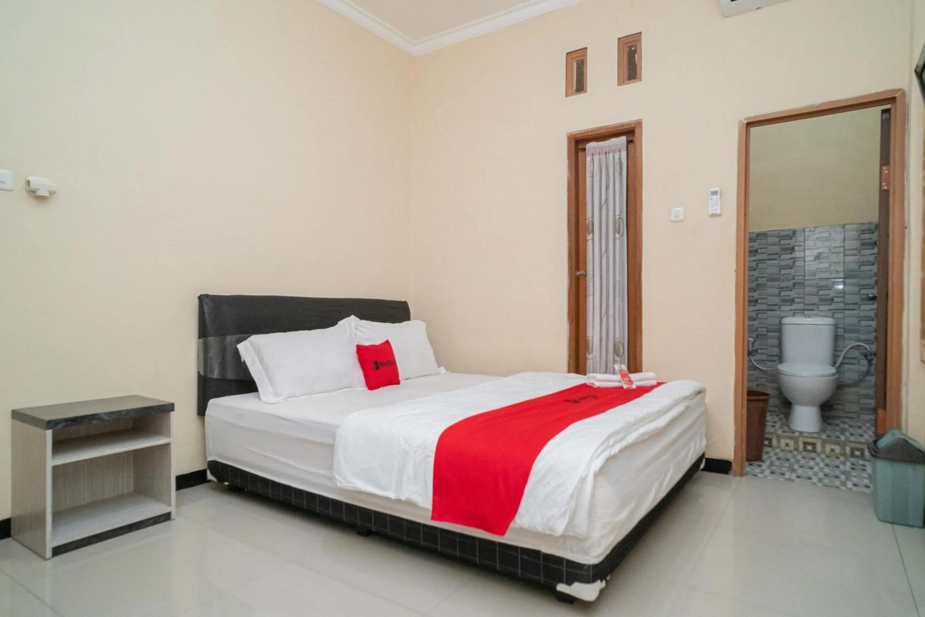 Bedroom, Bed in RedDoorz At Villa Akbar 3