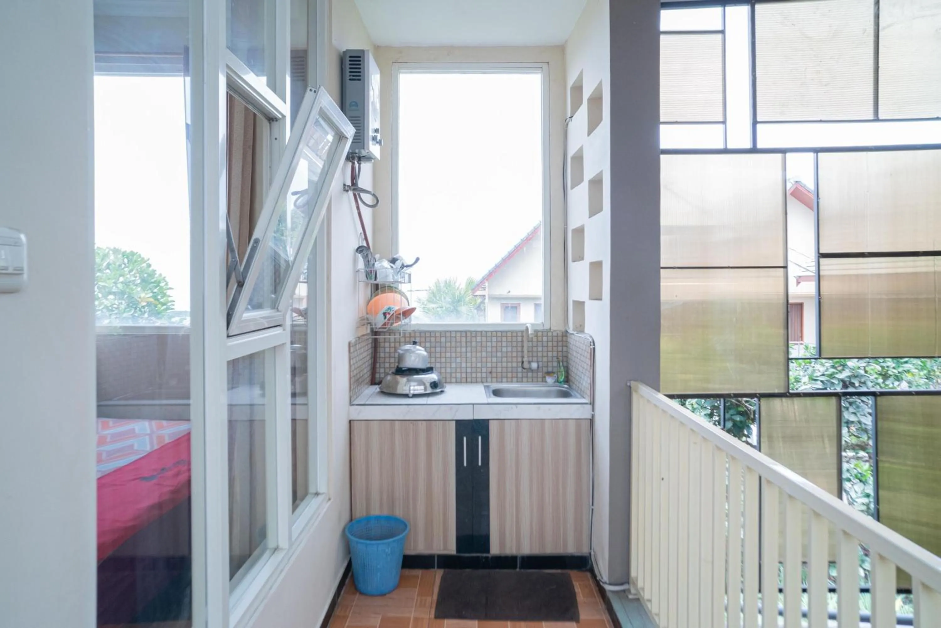 kitchen, Bed in RedDoorz At Villa Akbar 3