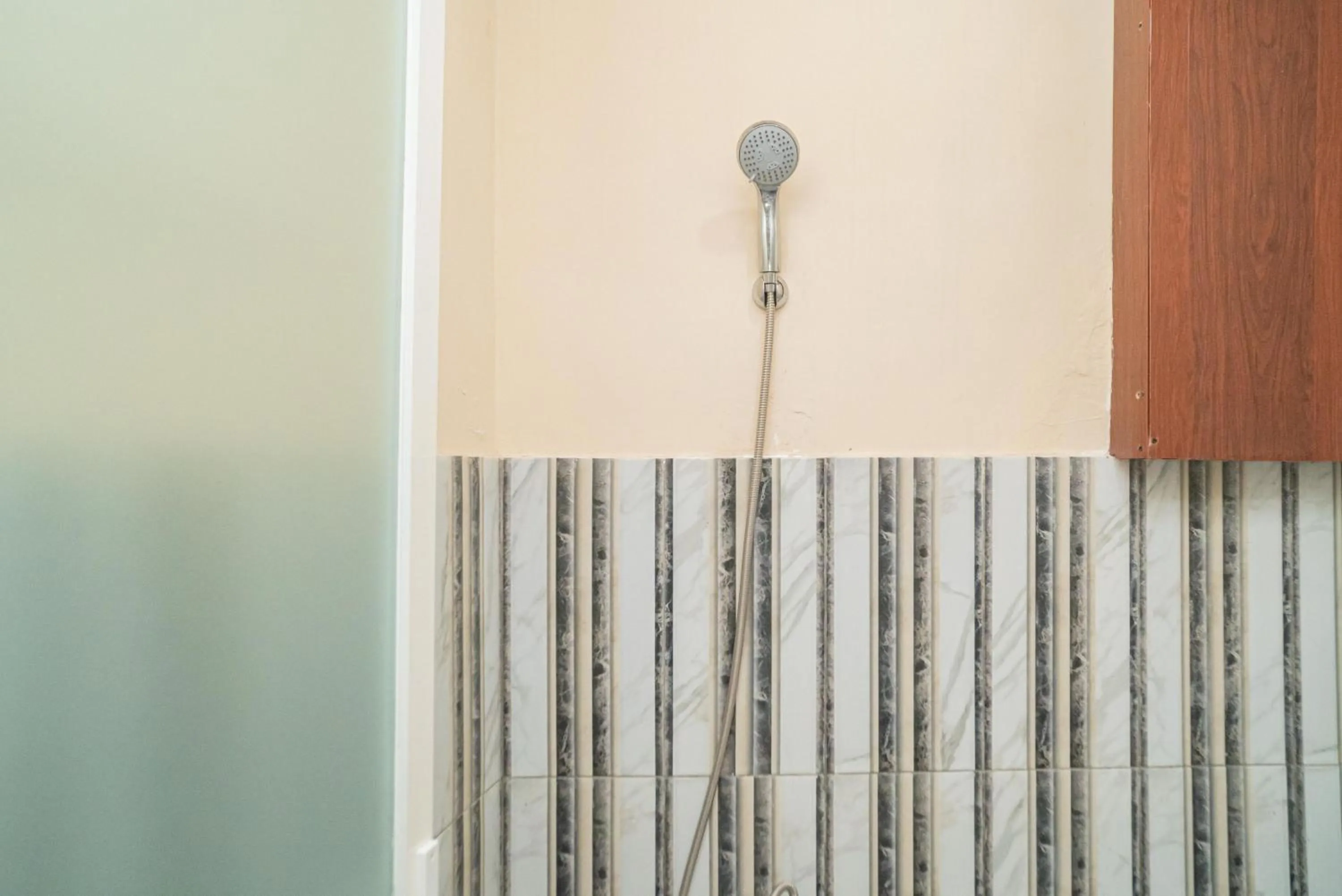 Bathroom in RedDoorz At Villa Akbar 3