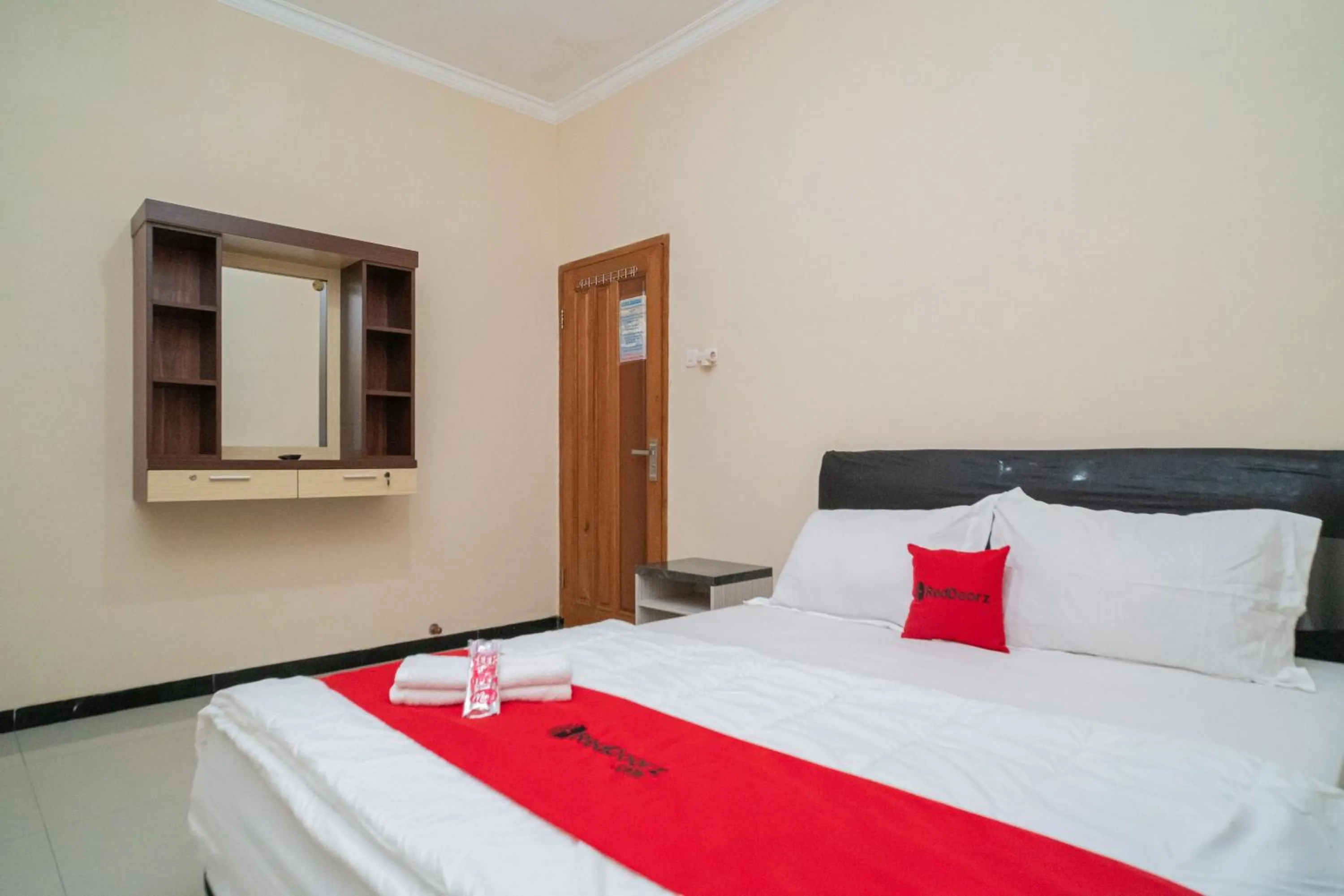 Bedroom, Bed in RedDoorz At Villa Akbar 3