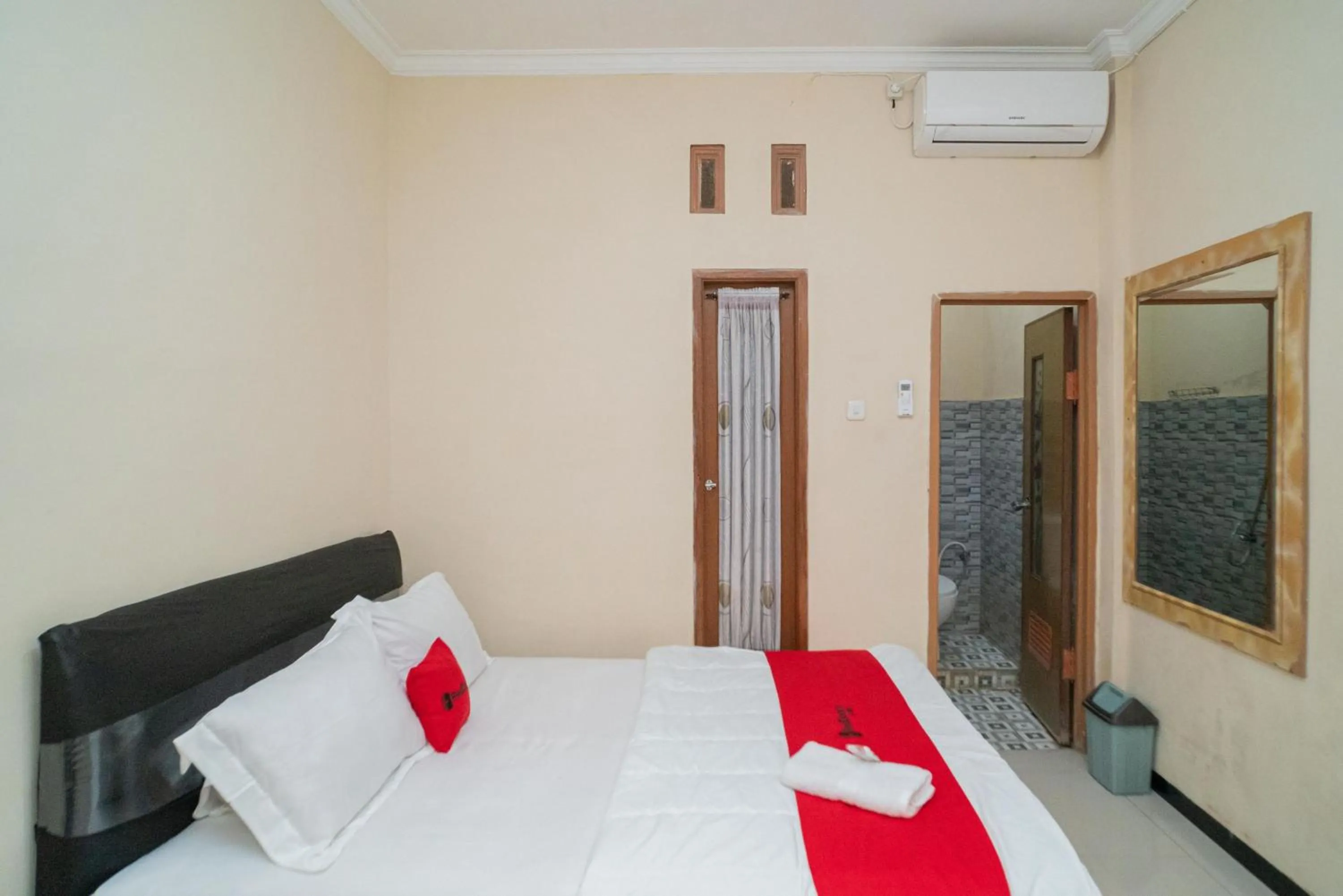 Bedroom, Bed in RedDoorz At Villa Akbar 3