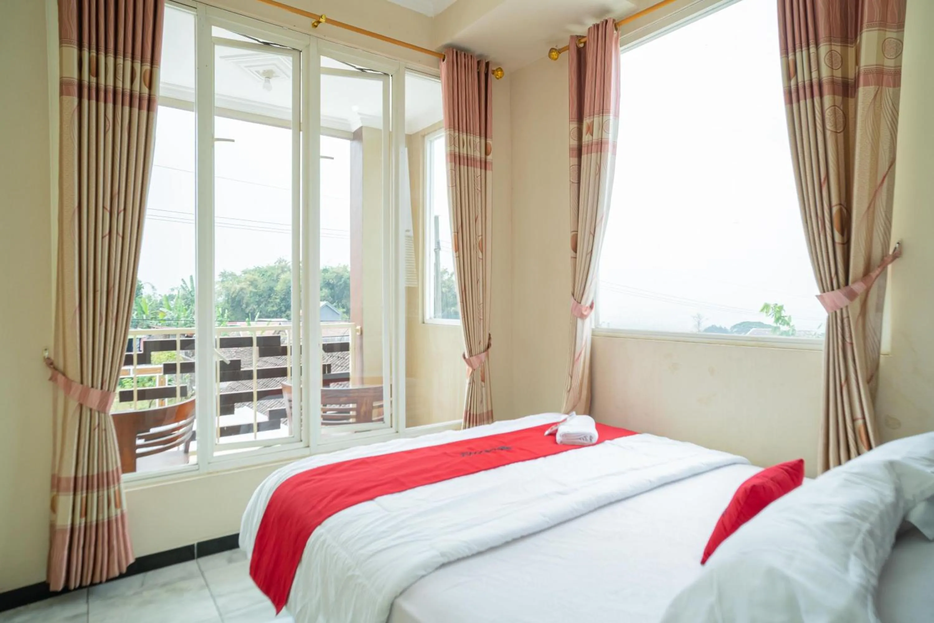 Bedroom, Bed in RedDoorz At Villa Akbar 3