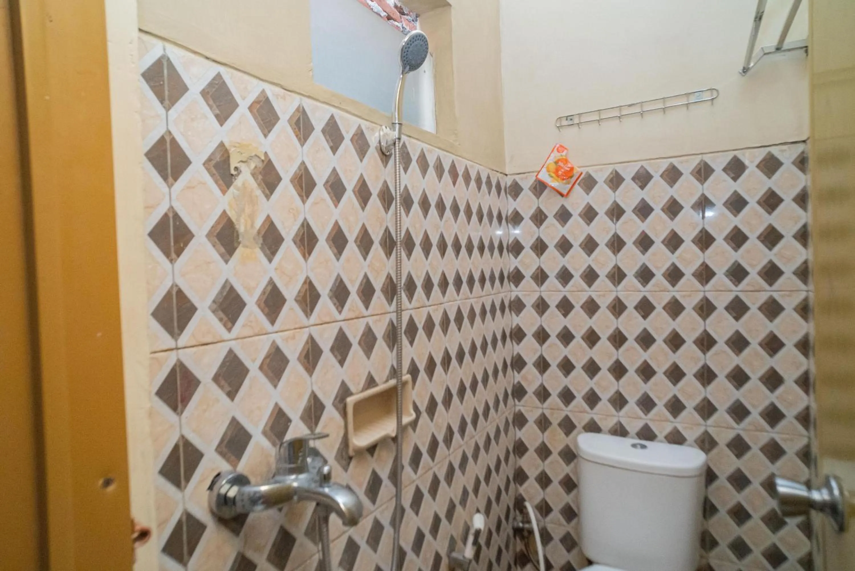 Bathroom in RedDoorz At Villa Akbar 3