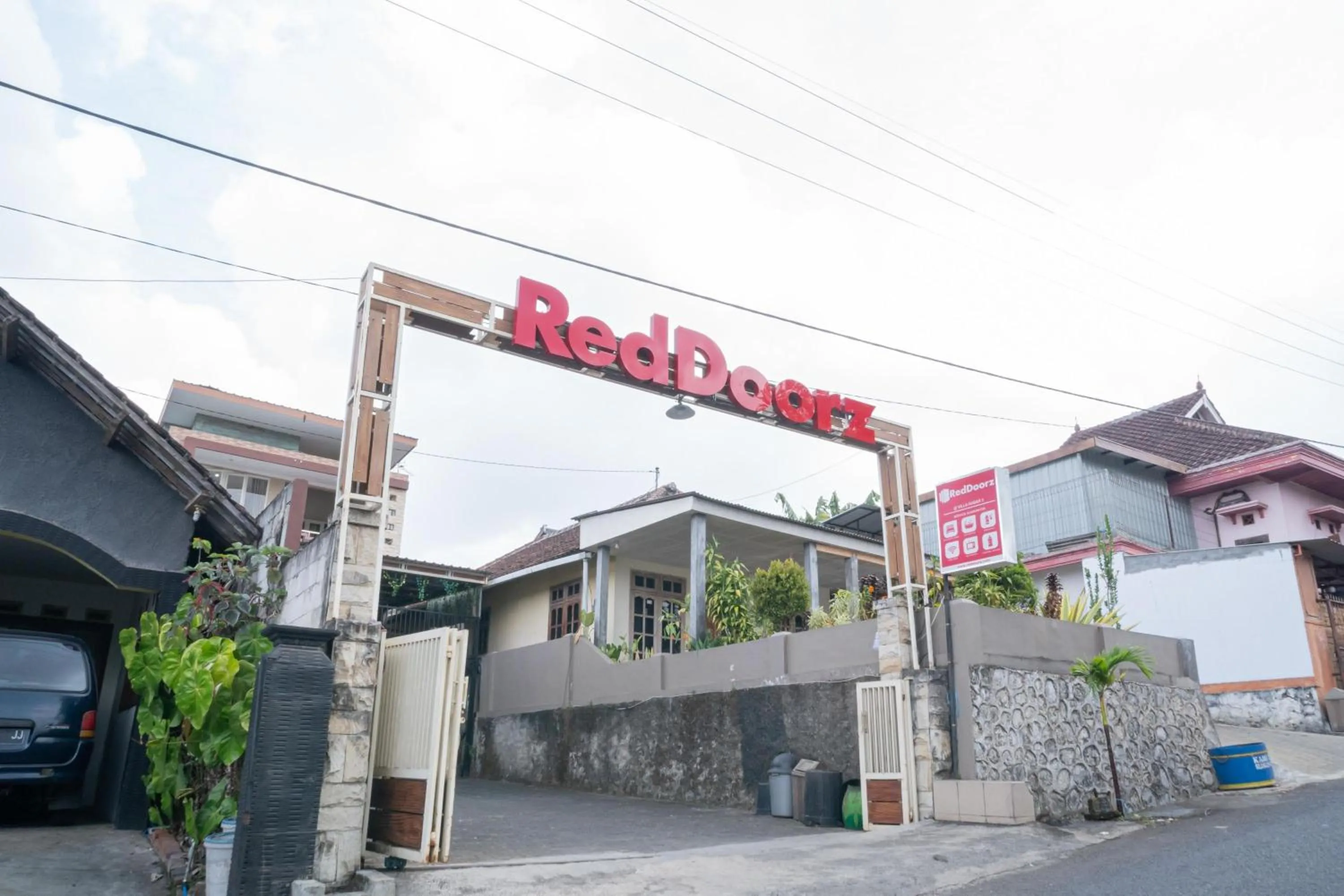 Facade/entrance in RedDoorz At Villa Akbar 3