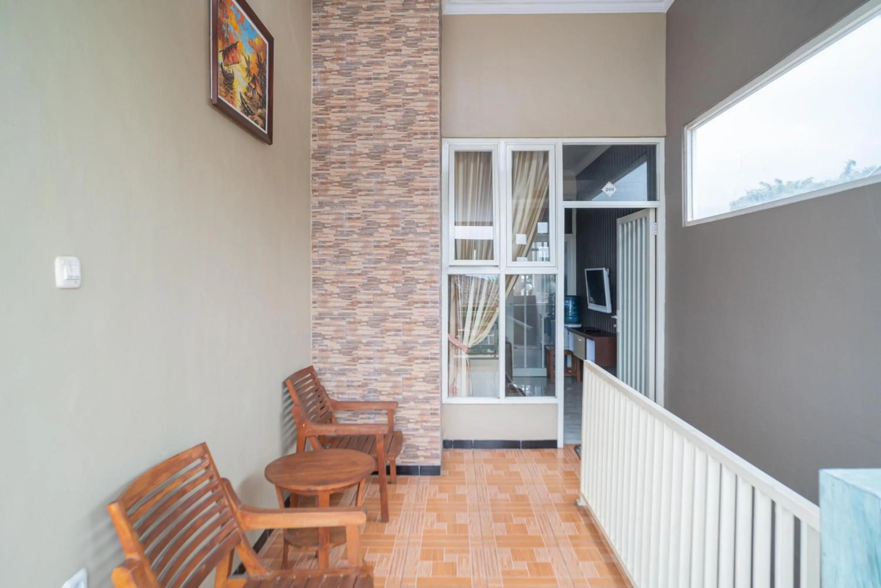 Seating area in RedDoorz At Villa Akbar 3