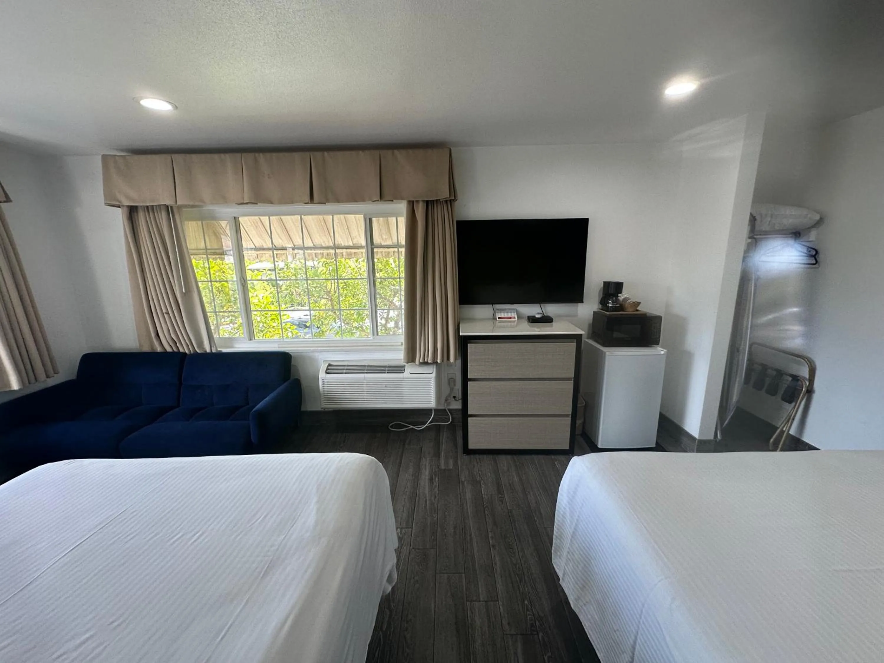 Bed in Town and Country Inn