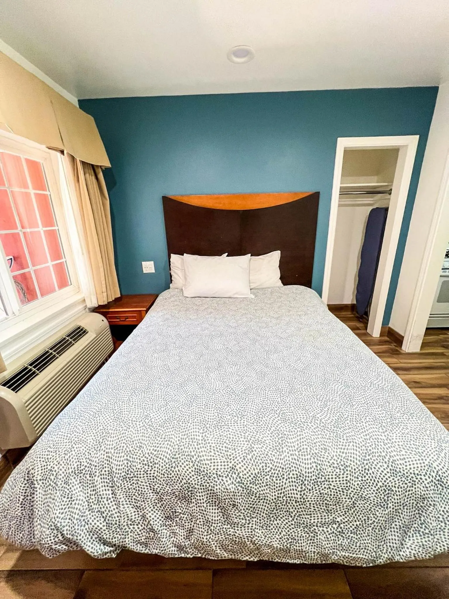 Queen Room in Town and Country Inn