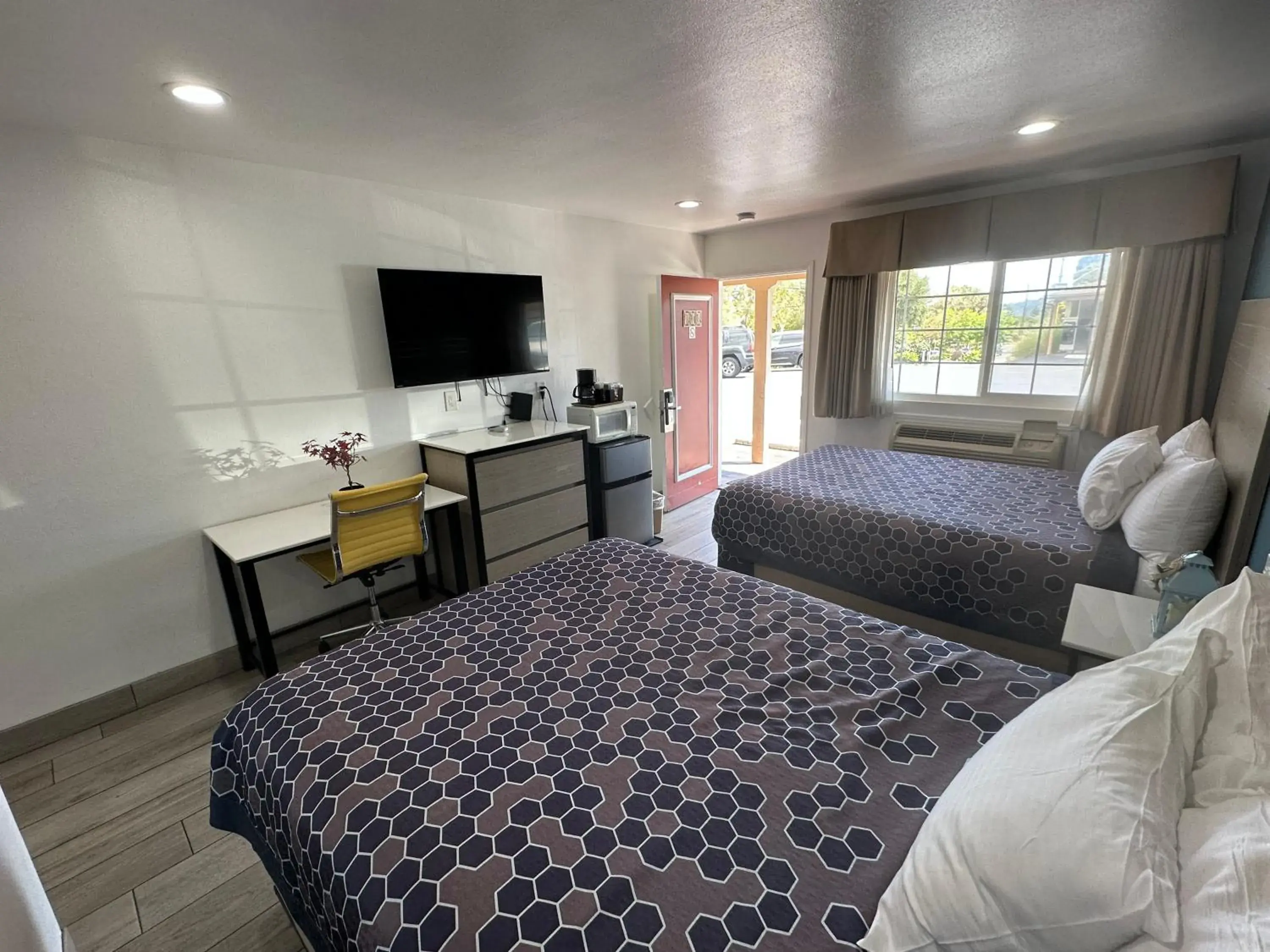 Bed in Town and Country Inn Bed in Town and Country Inn