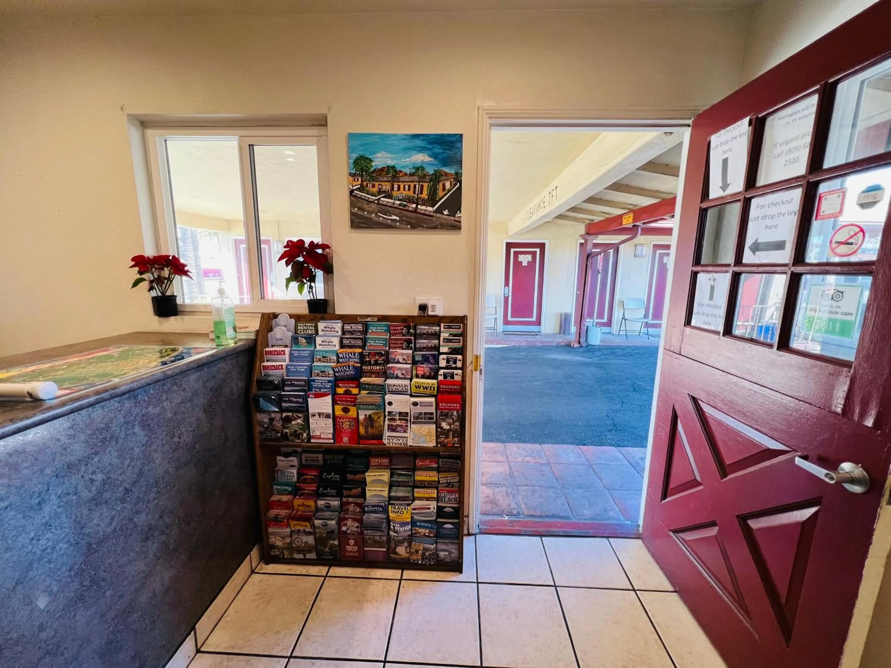 Lobby or reception in Town and Country Inn