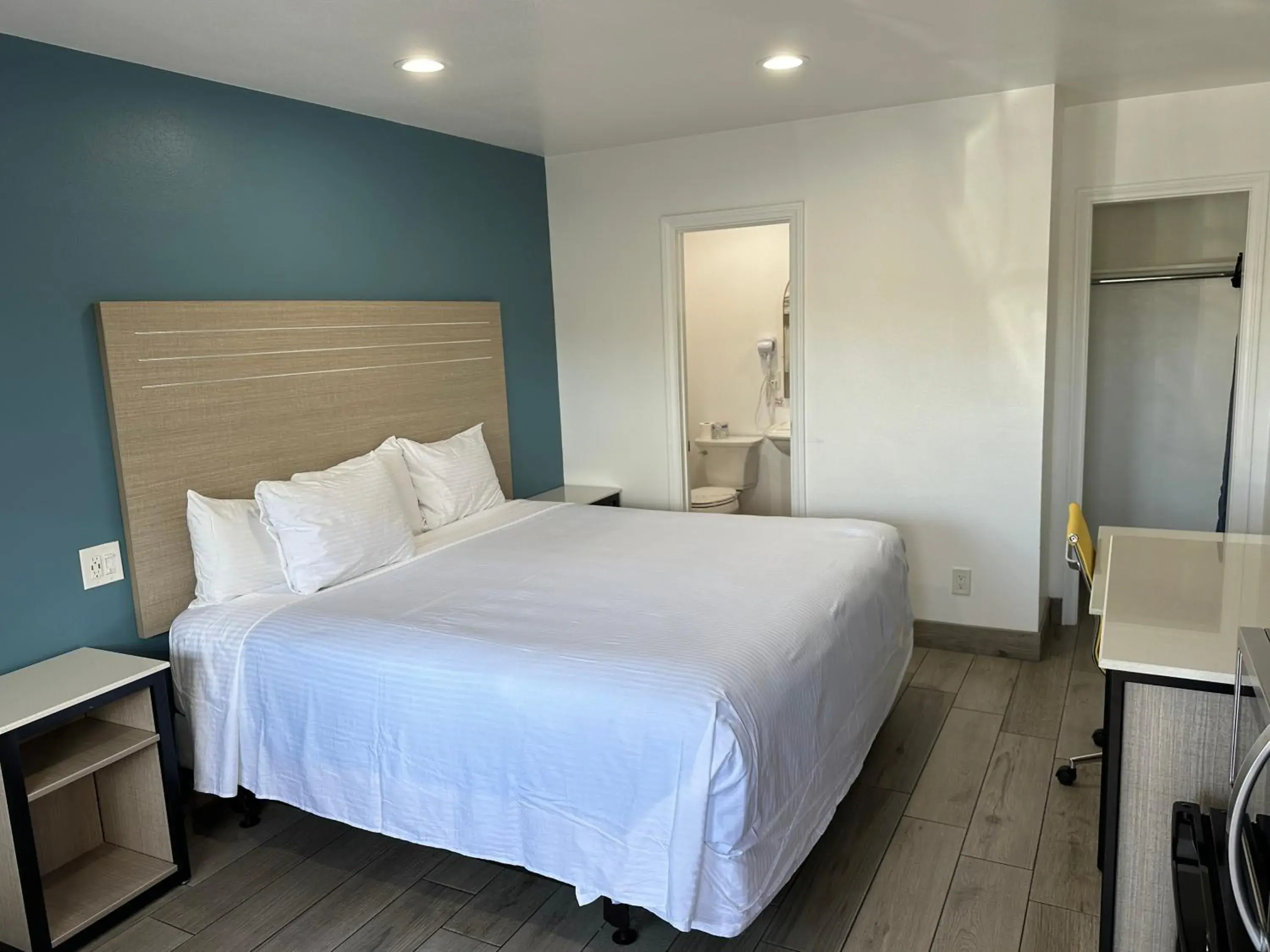 Bed in Town and Country Inn Bed in Town and Country Inn