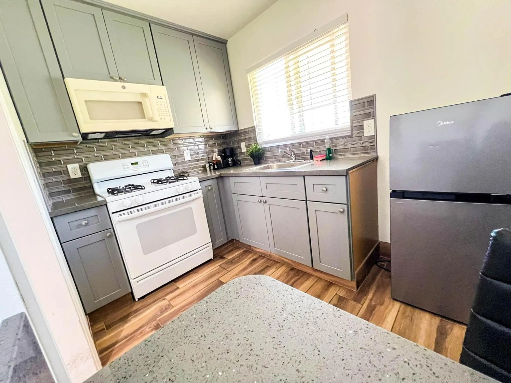 Kitchen or kitchenette in Town and Country Inn