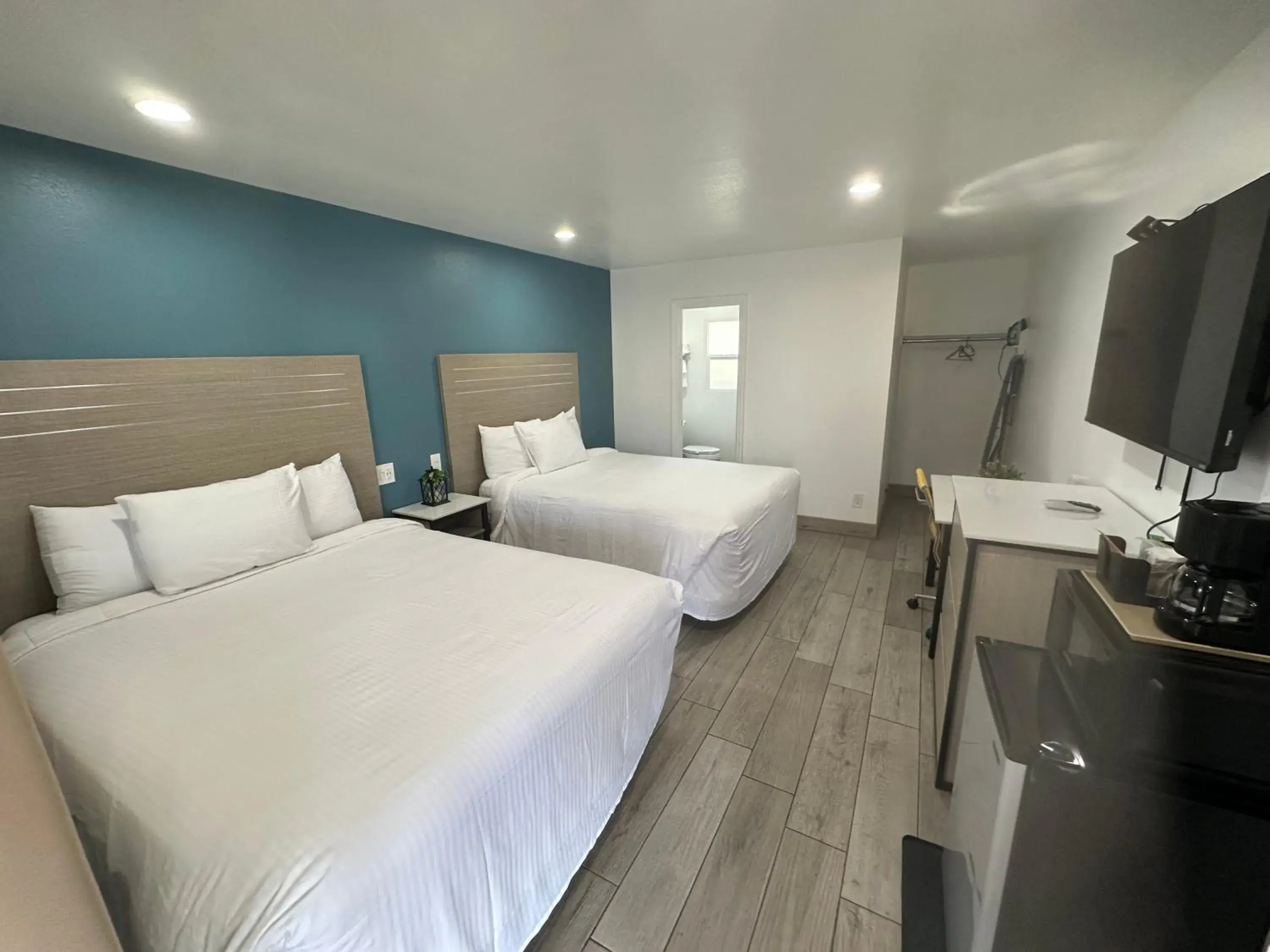 Queen Room with Two Queen Beds in Town and Country Inn Queen Room with Two Queen Beds in Town and Country Inn