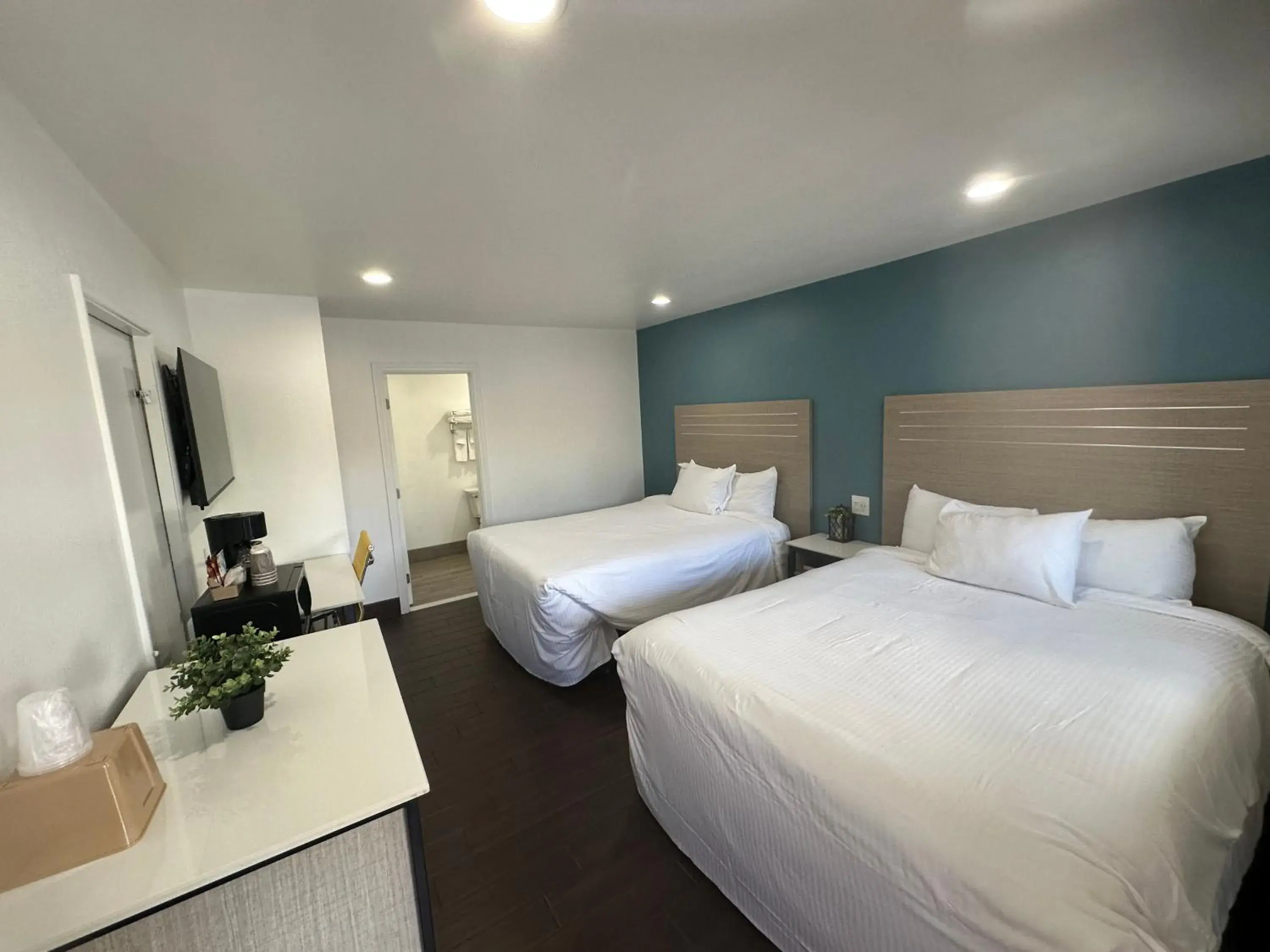 Bed in Town and Country Inn Bed in Town and Country Inn