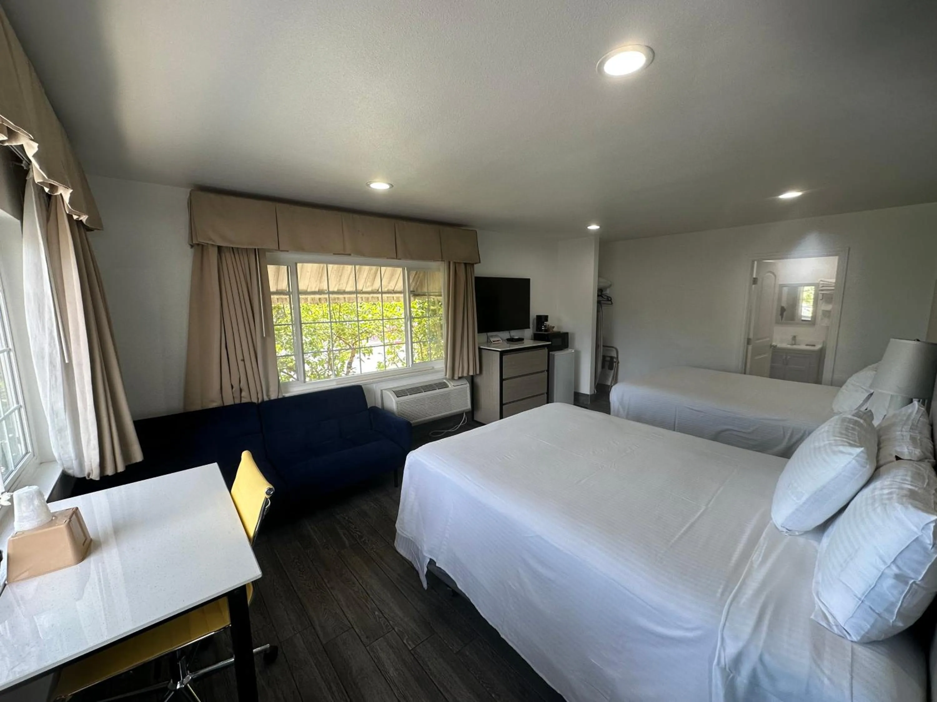 Bed in Town and Country Inn