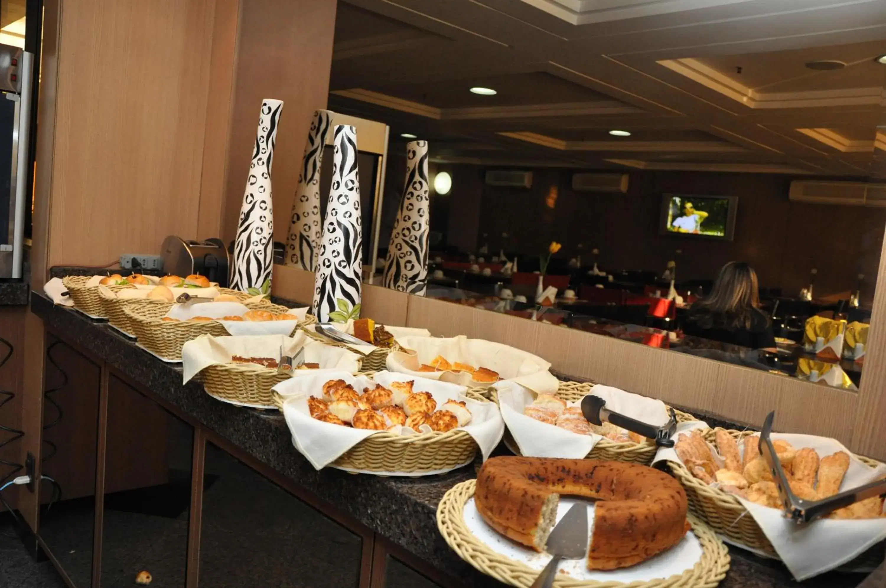 Restaurant/places to eat in Crystal Plaza Hotel Restaurant/places to eat in Crystal Plaza Hotel