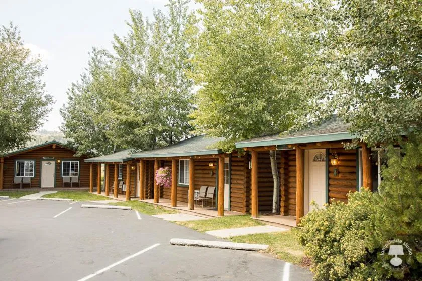 Property building in Cabin Creek Inn