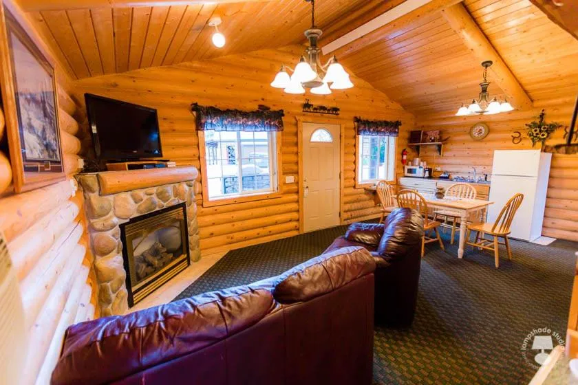 Dining area in Cabin Creek Inn