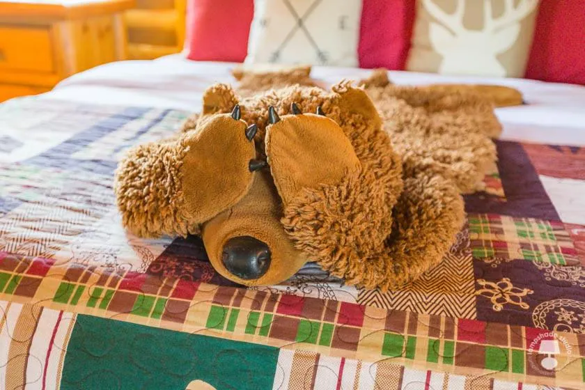 Decorative detail, Bed in Cabin Creek Inn
