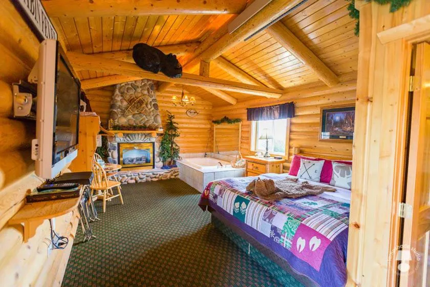 Photo of the whole room, Bed in Cabin Creek Inn