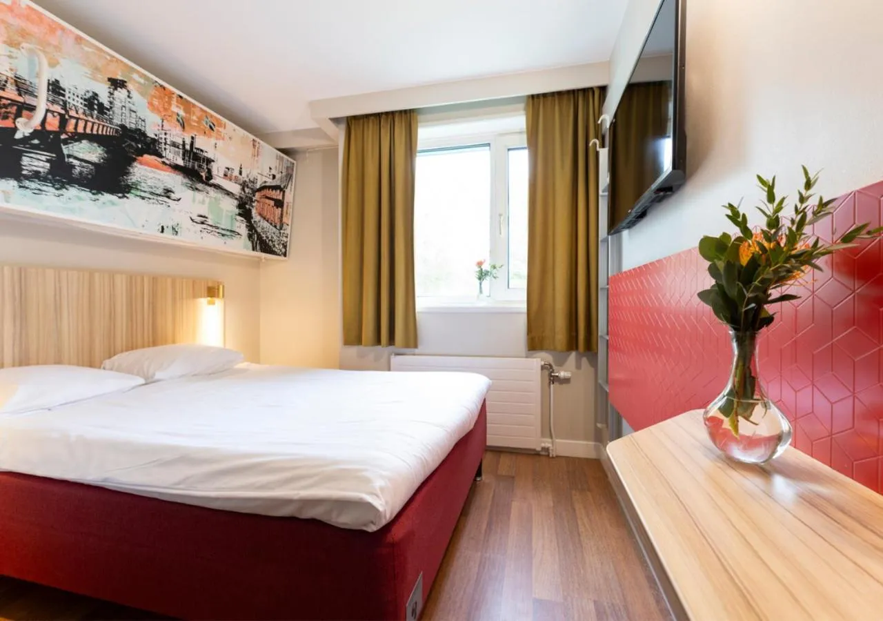 Photo of the whole room, Bed in Good Morning Västerås