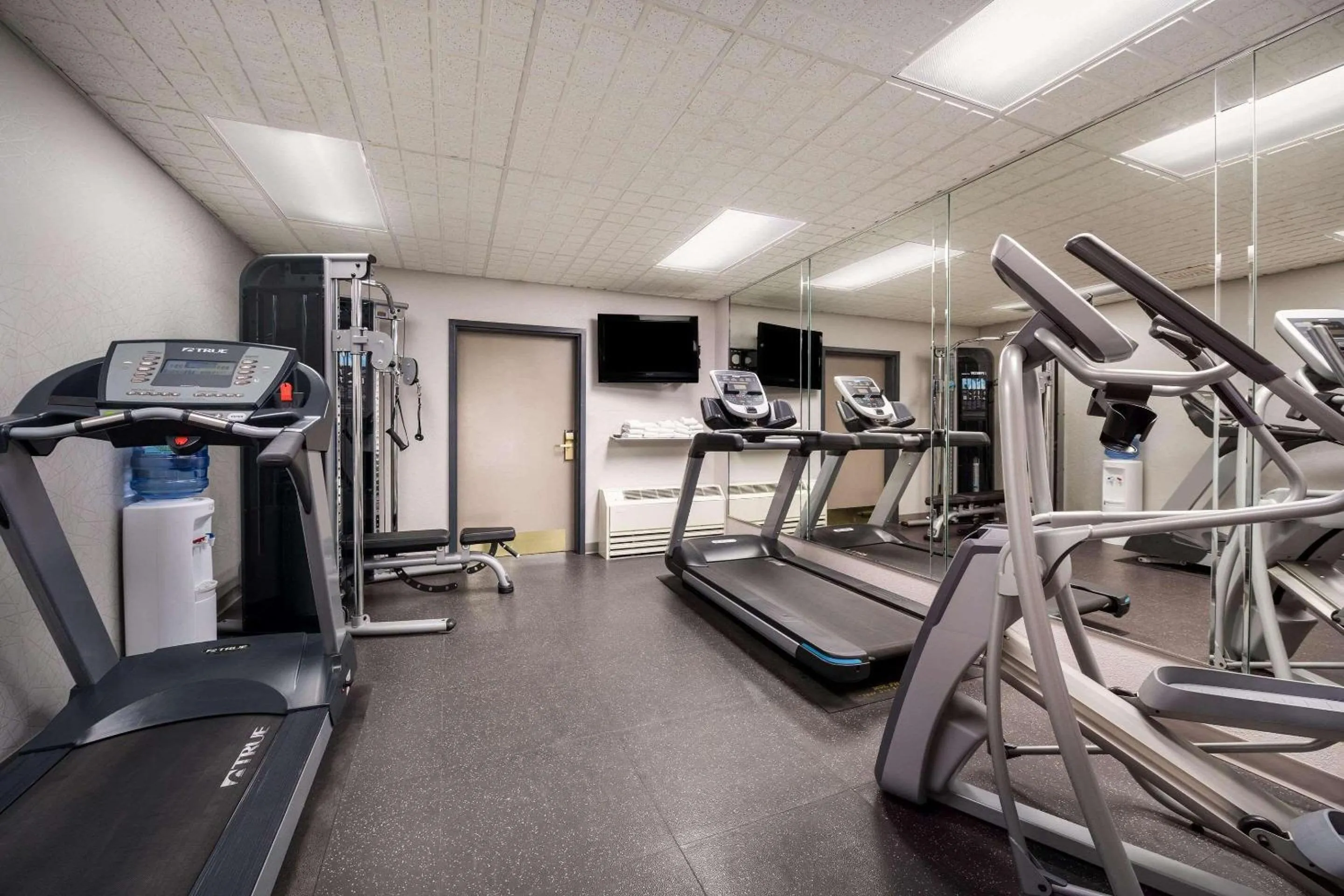 Fitness centre/facilities in Country Inn & Suites by Radisson, Freeport, IL