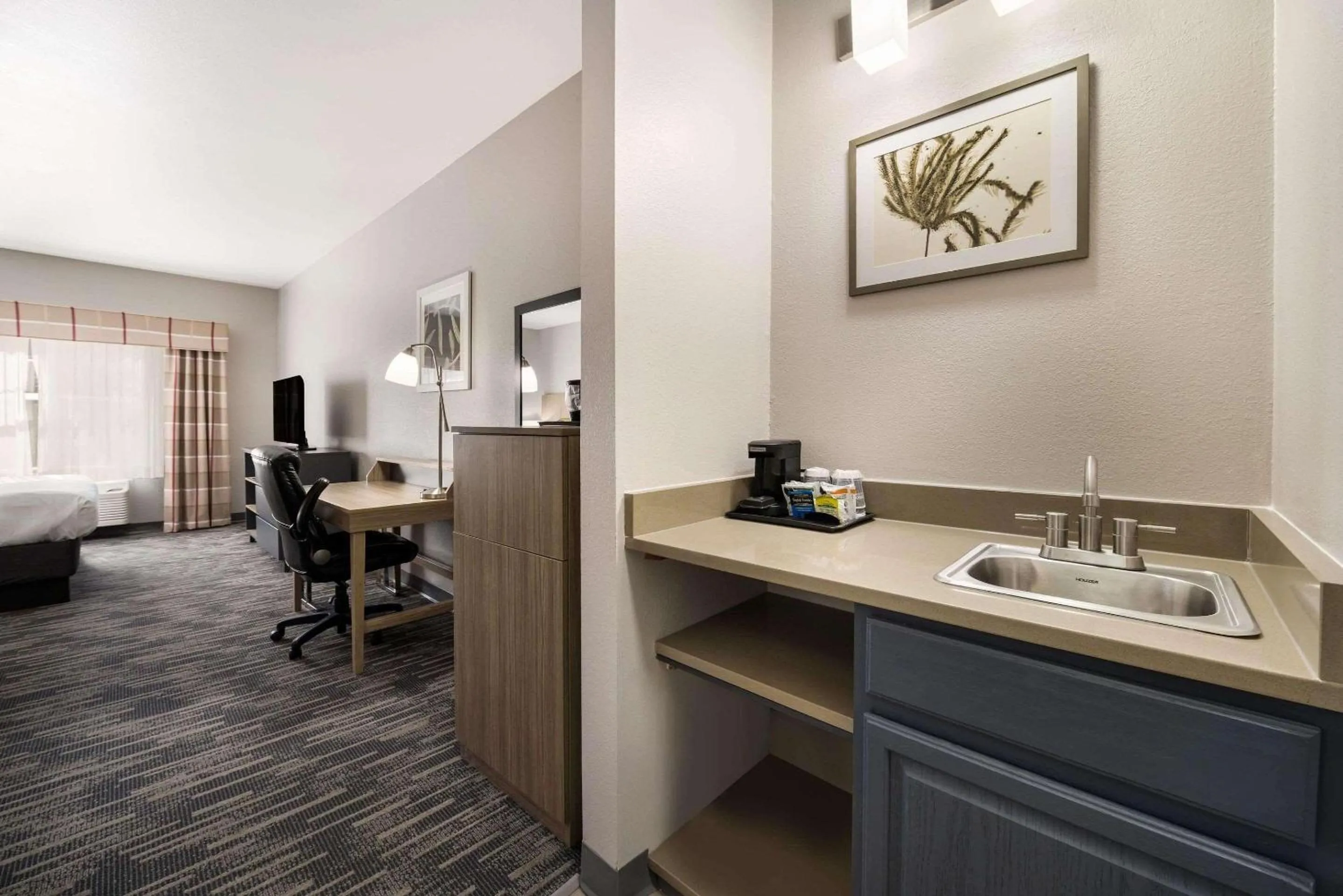 Bedroom in Country Inn & Suites by Radisson, Freeport, IL