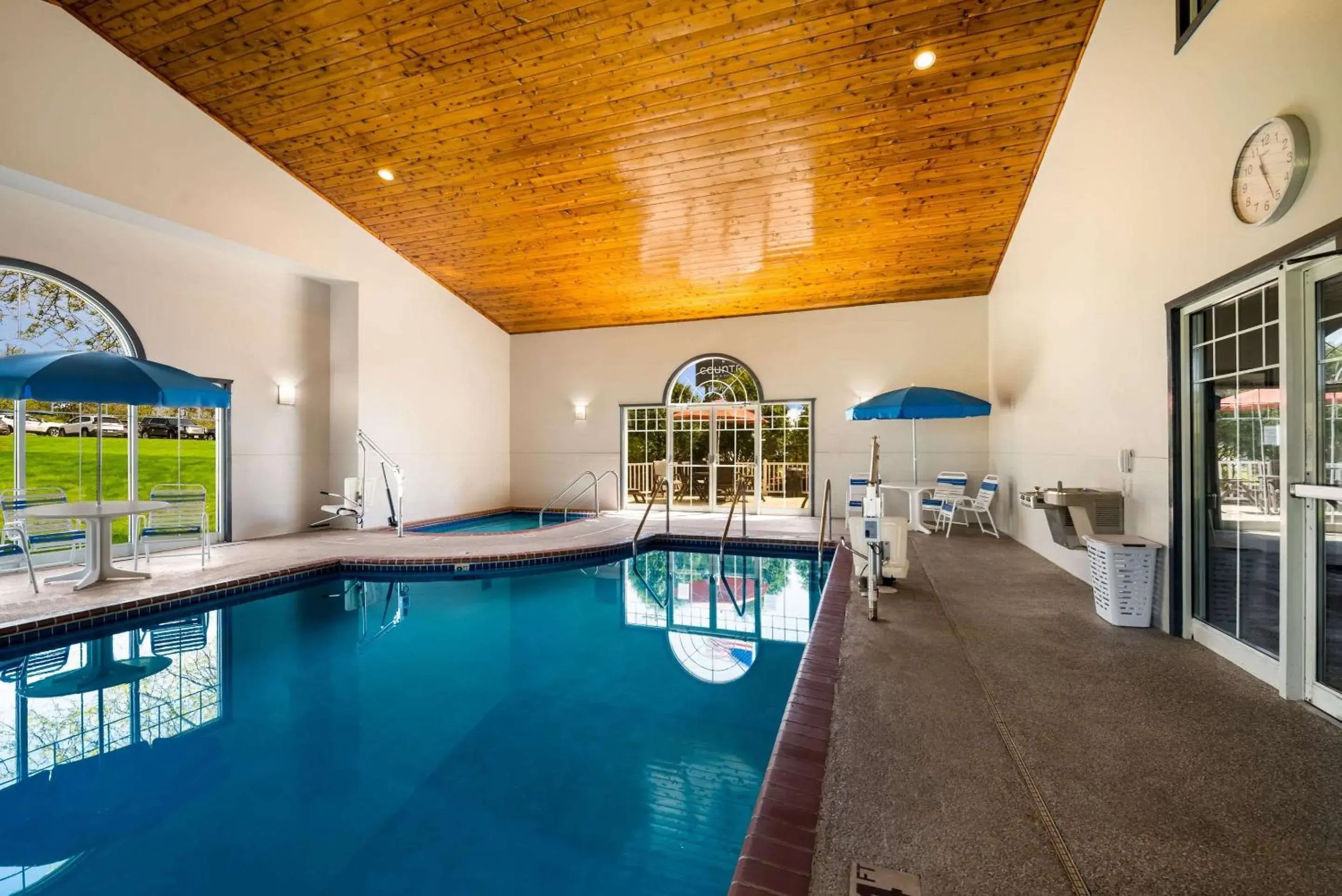 Swimming pool in Country Inn & Suites by Radisson, Freeport, IL Swimming pool in Country Inn & Suites by Radisson, Freeport, IL