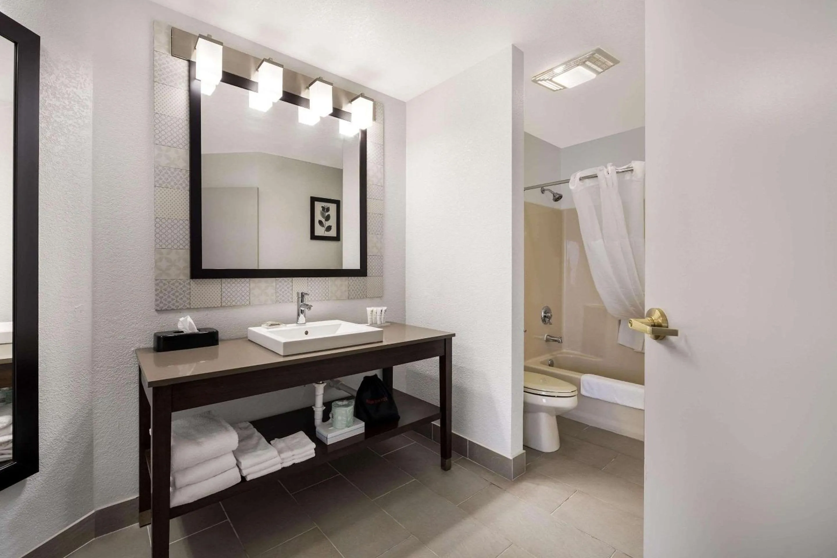 Bedroom in Country Inn & Suites by Radisson, Freeport, IL