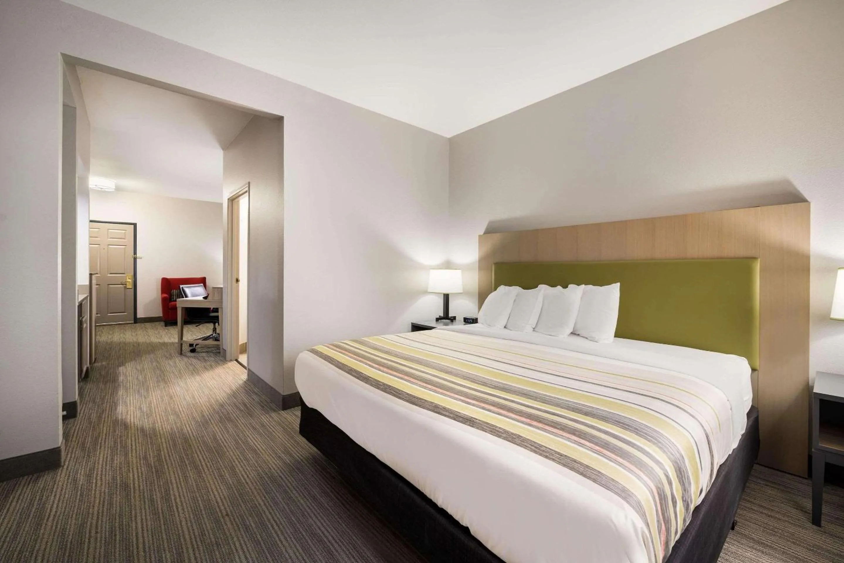 Bedroom, Bed in Country Inn & Suites by Radisson, Freeport, IL