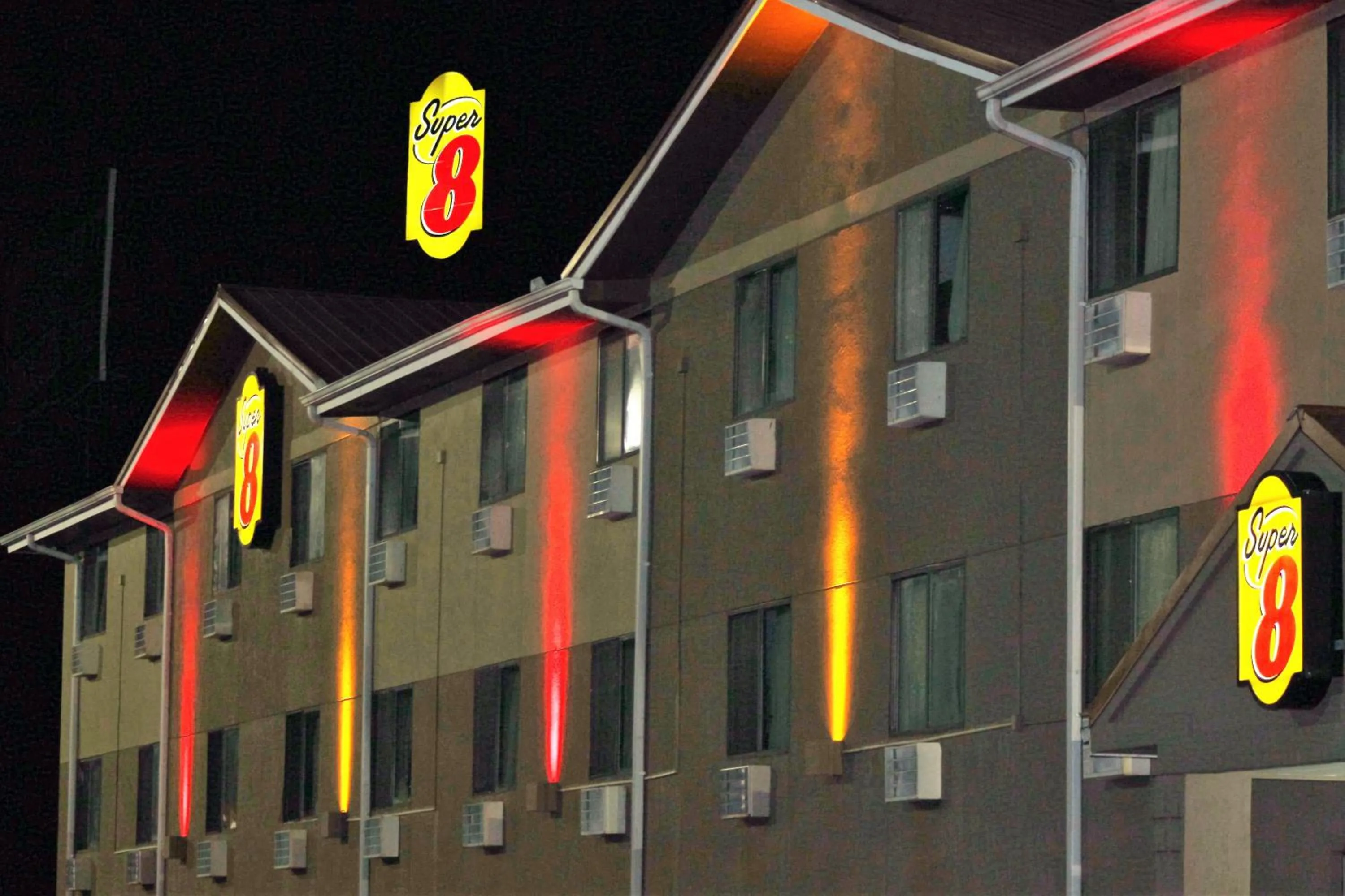 Property building in Super 8 by Wyndham Tuscaloosa