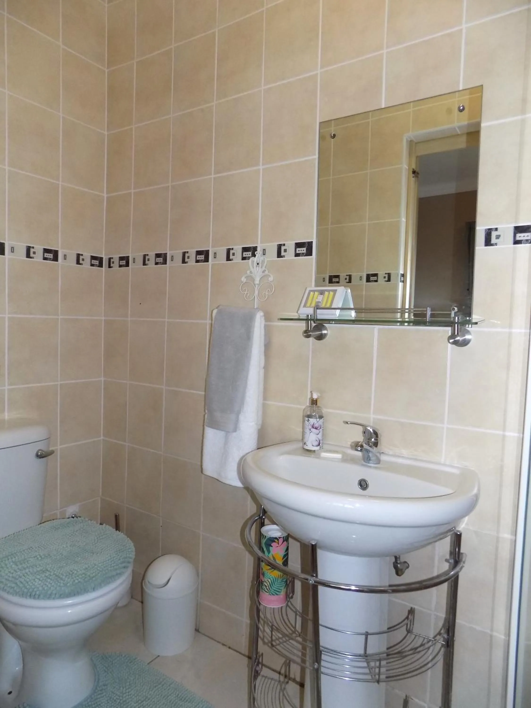 Shower in 2-bedroom Sea View Apartments