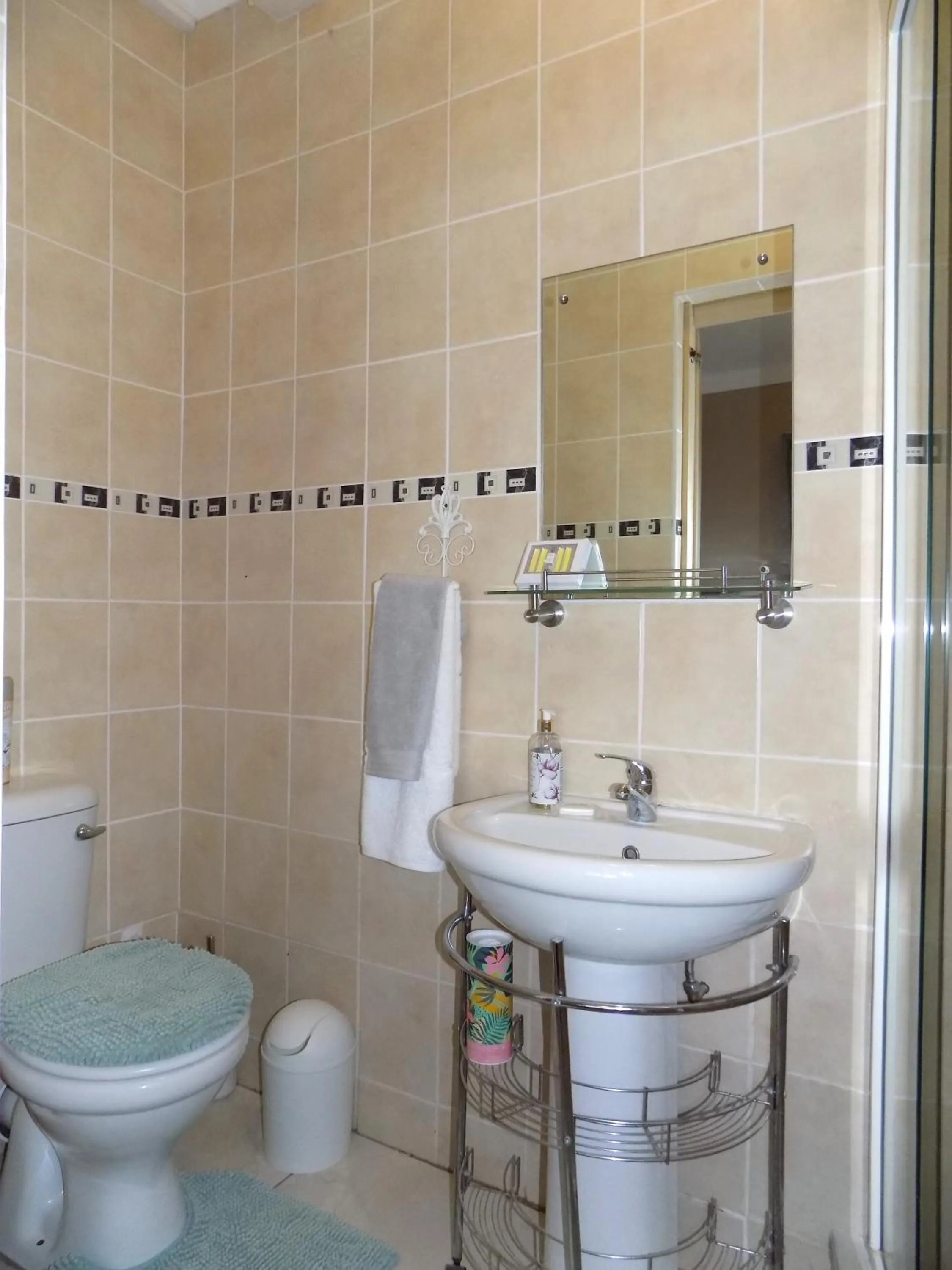 Shower in 2-bedroom Sea View Apartments