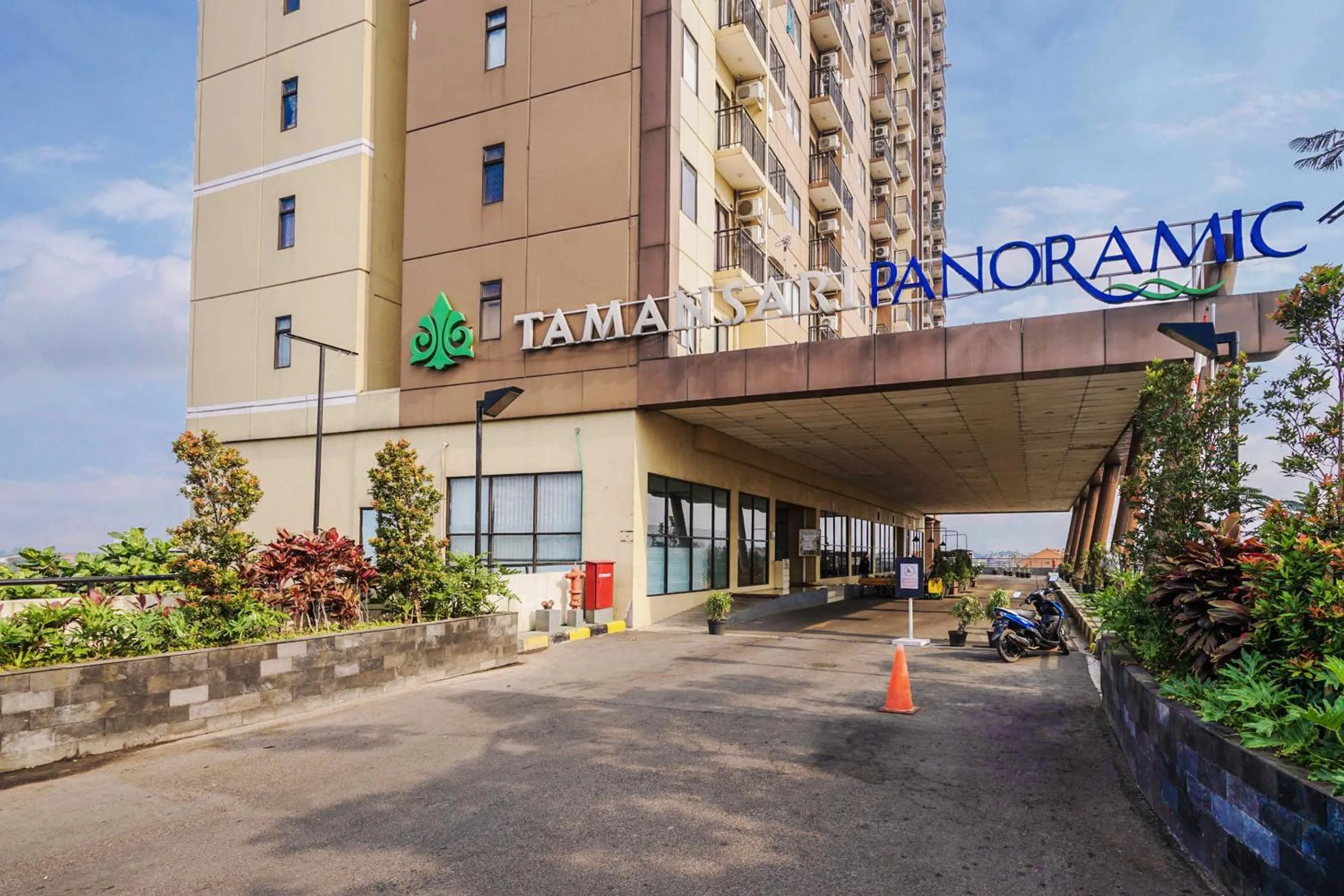 Facade/entrance in Super OYO Capital O 483 Tamansari Panoramic Bandung