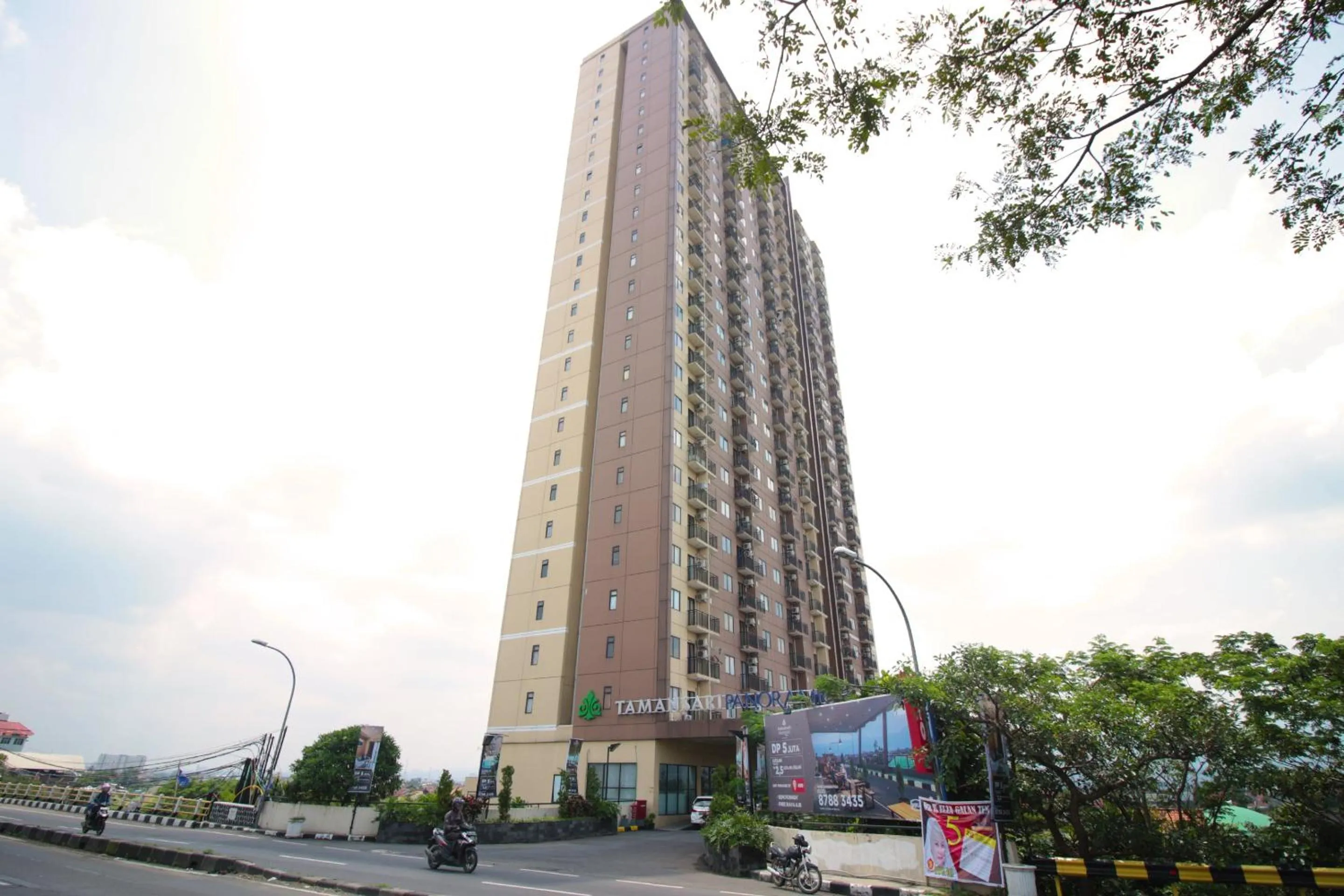 Facade/entrance in Super OYO Capital O 483 Tamansari Panoramic Bandung