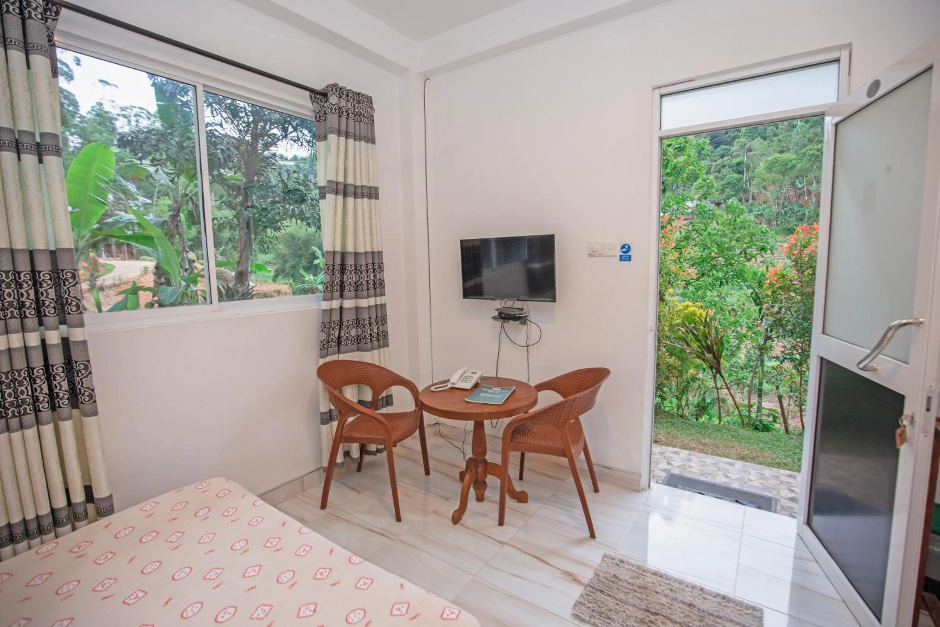 Seating area, Bed in Top Mountain Resort