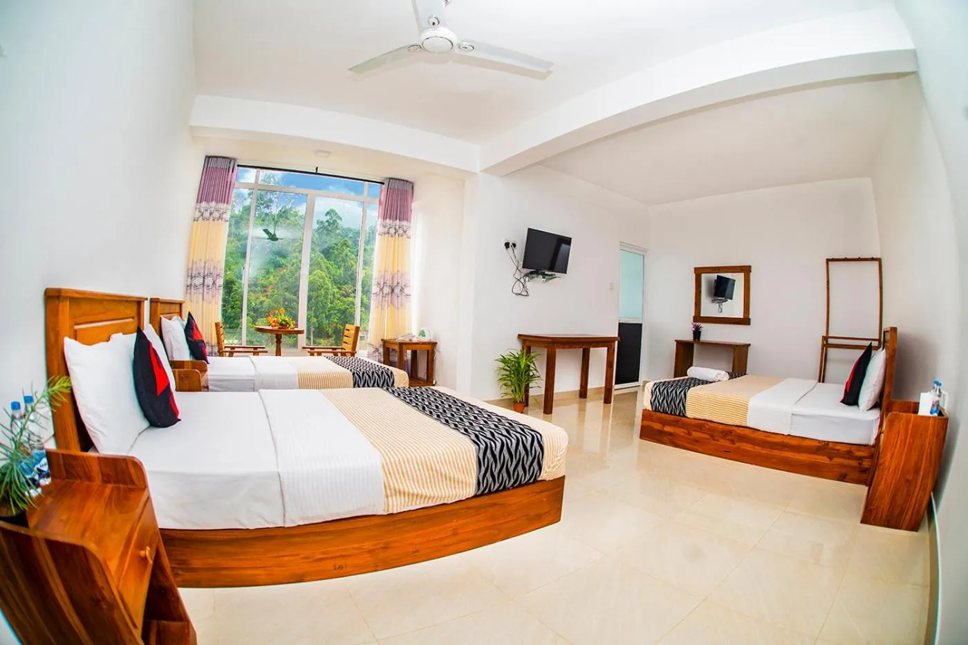 Photo of the whole room, Bed in Top Mountain Resort