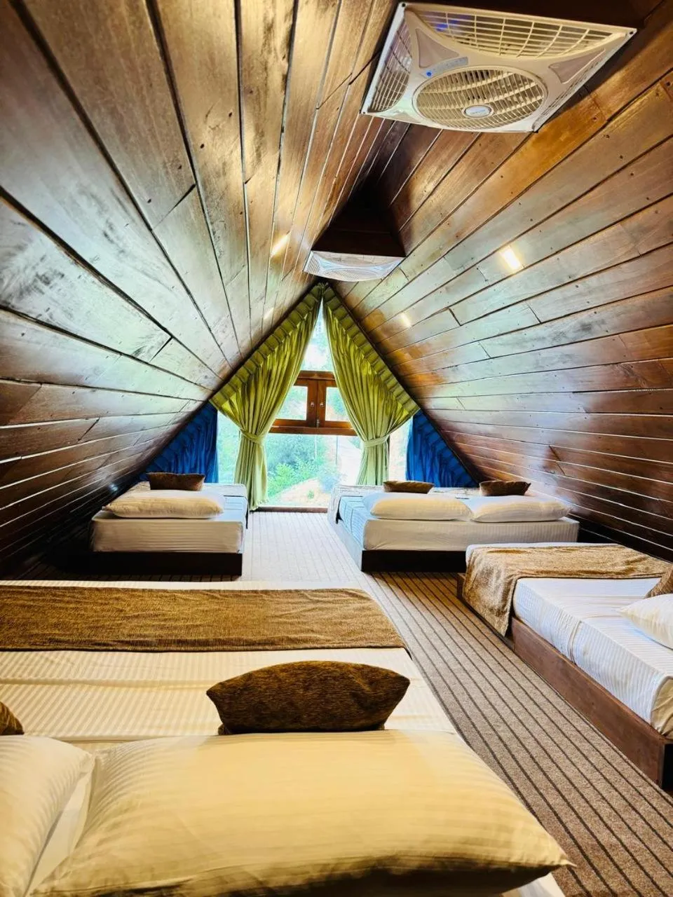 Bedroom, Bed in Top Mountain Resort