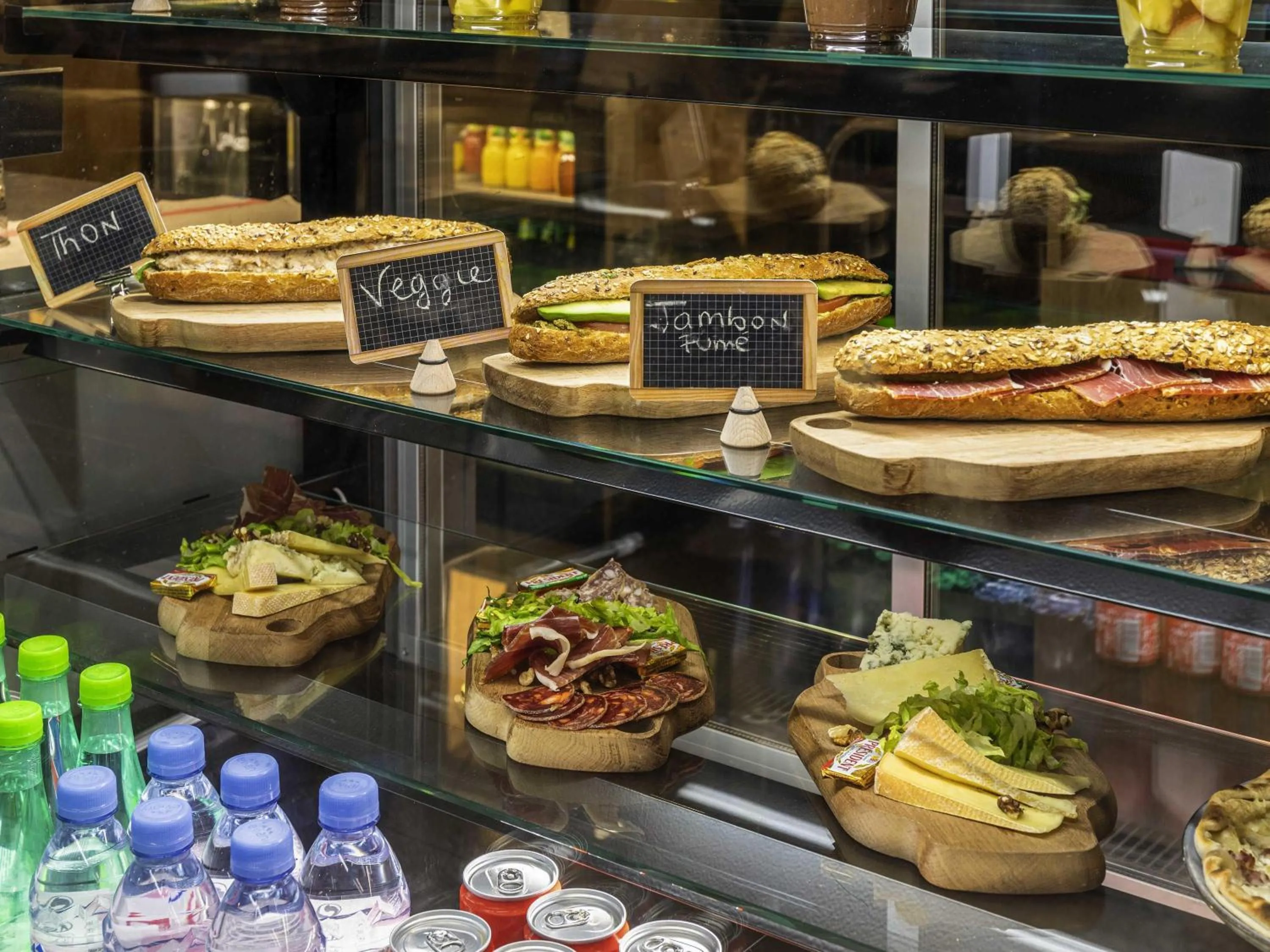 Lounge or bar in ibis Clamart Paris Velizy