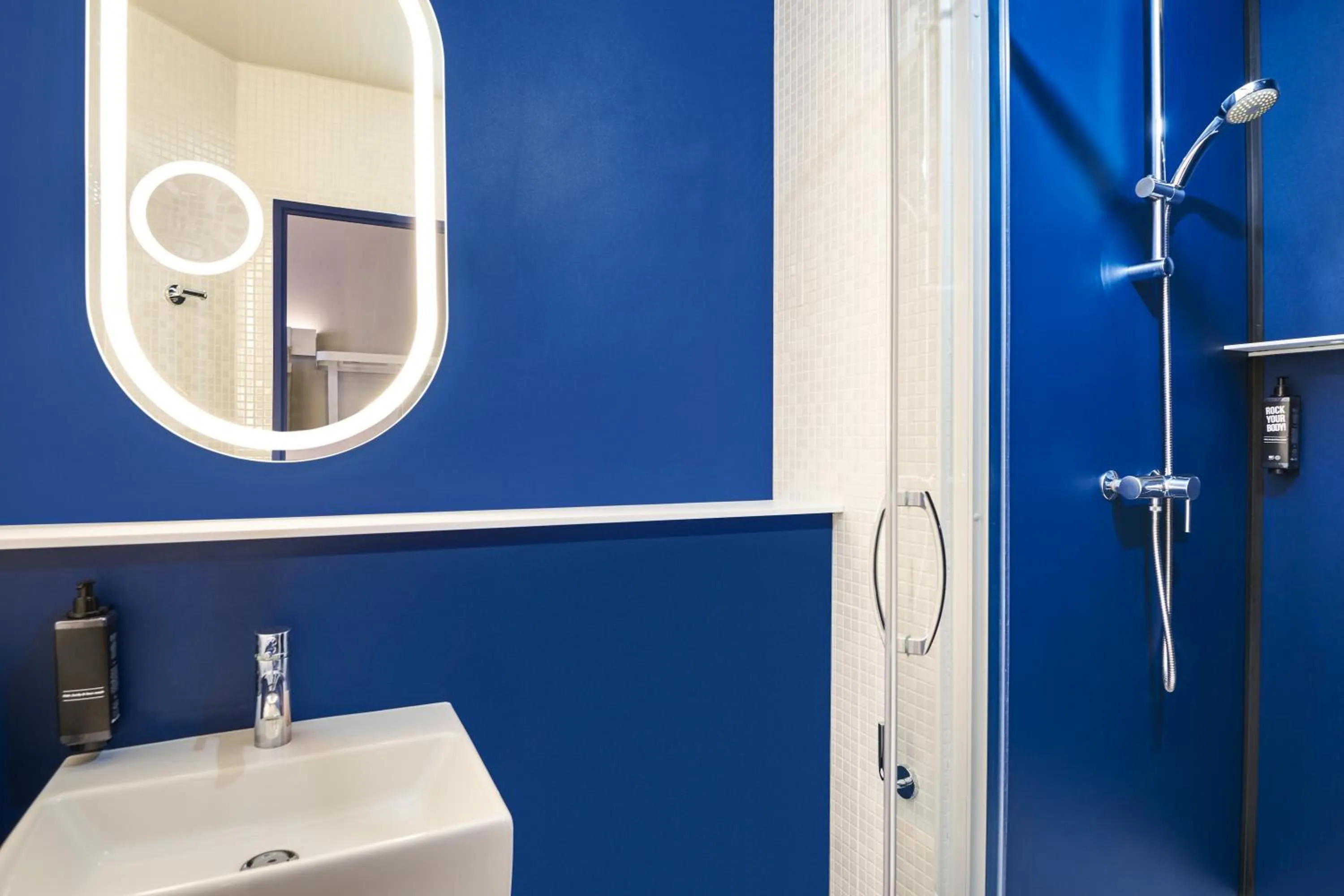 Bathroom in ibis Clamart Paris Velizy