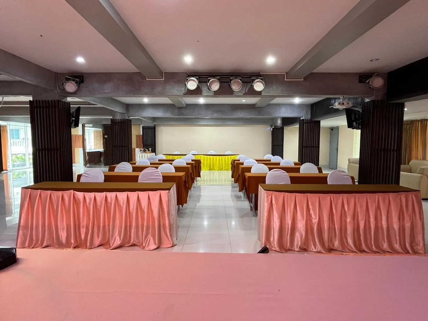 Meeting/conference room in Friendlytel Hotel
