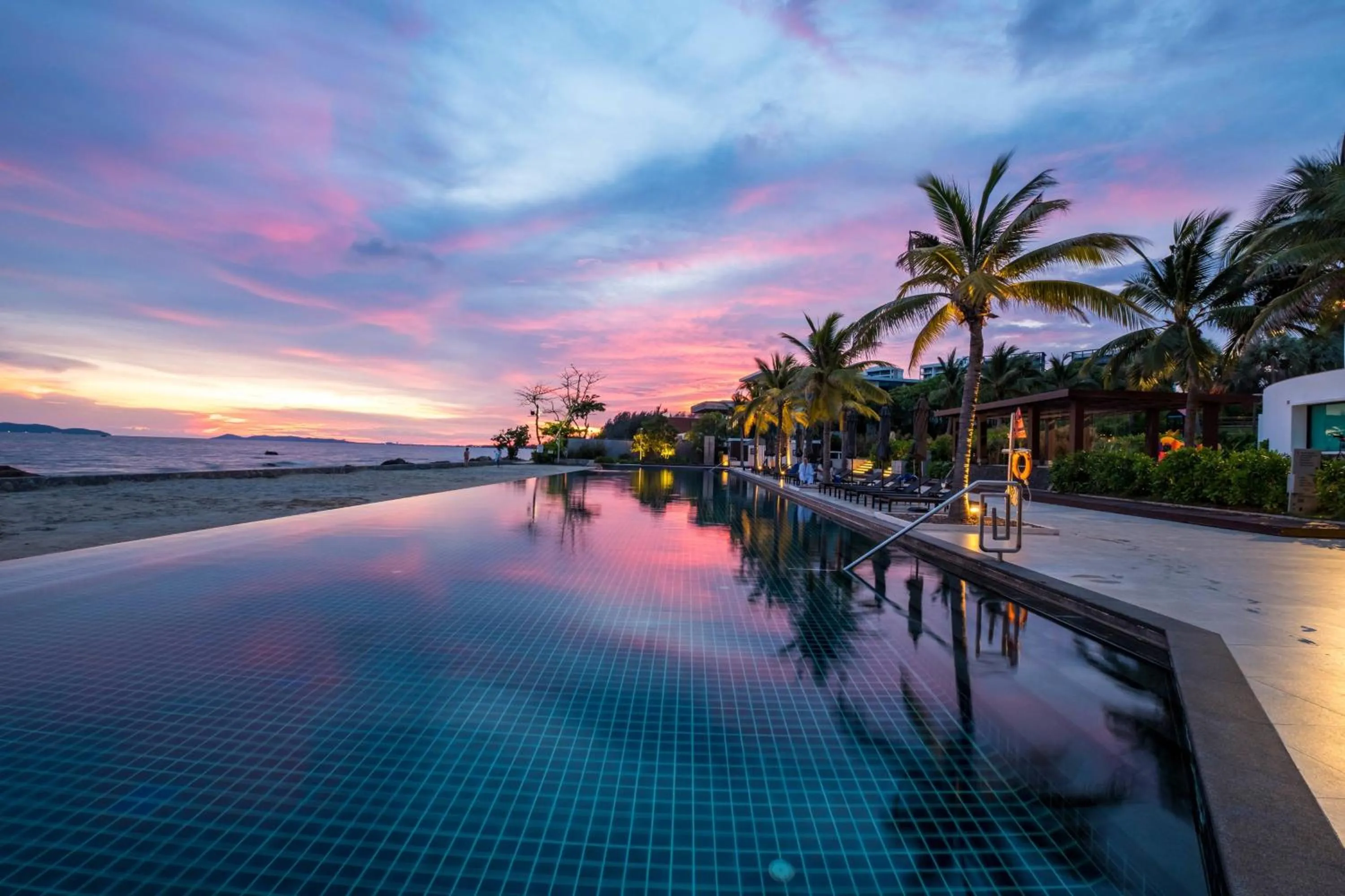Swimming pool in Rayong Marriott Resort & Spa