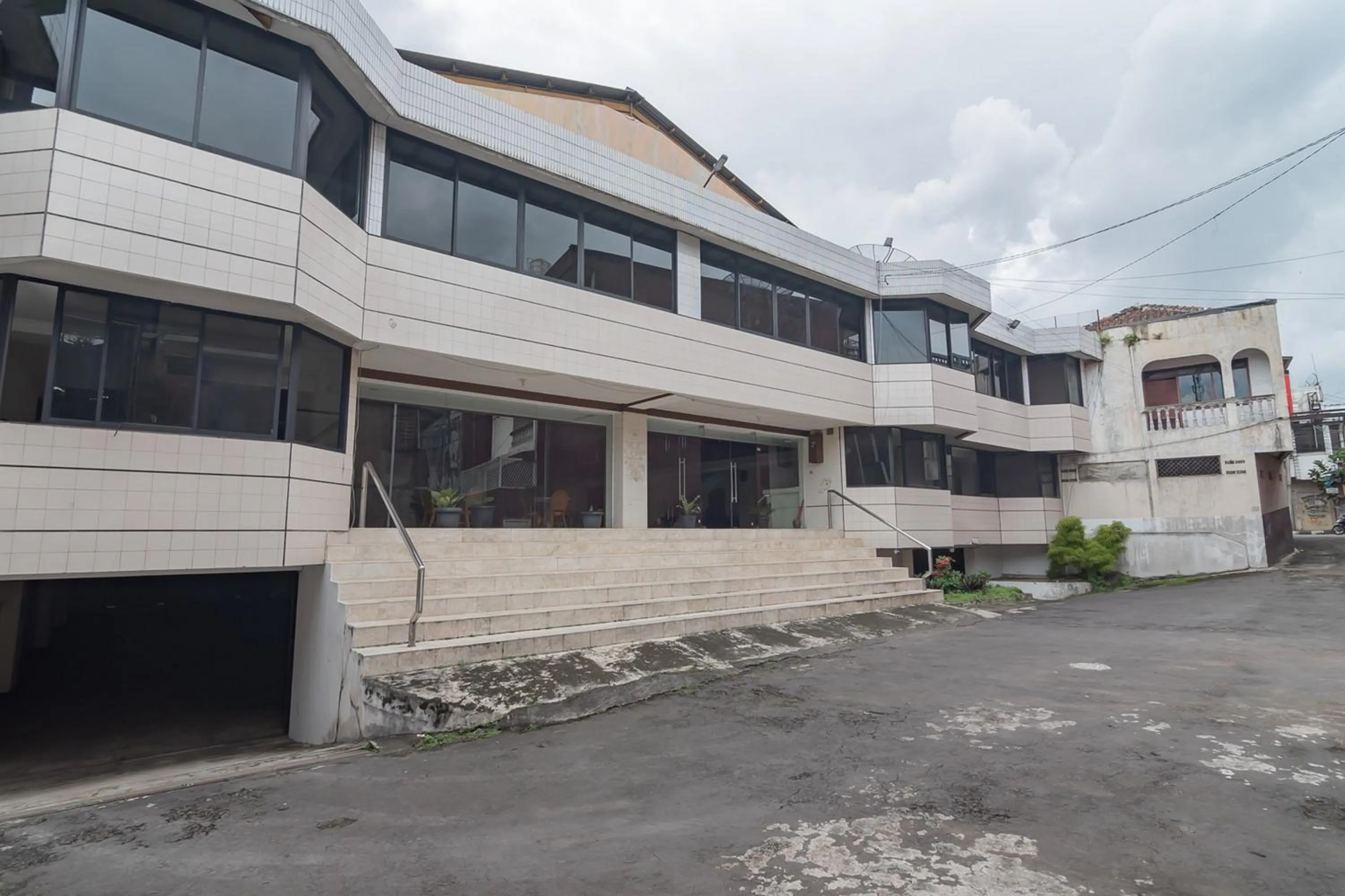 Property building in RedDoorz near Sukabumi Station 2